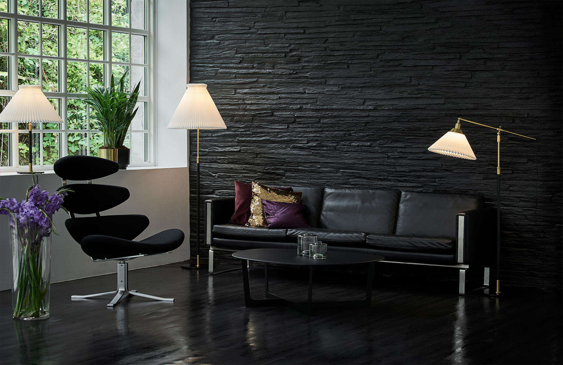 Stehlampe MODELL 351 weiß mit schwarz-goldenem Fuß