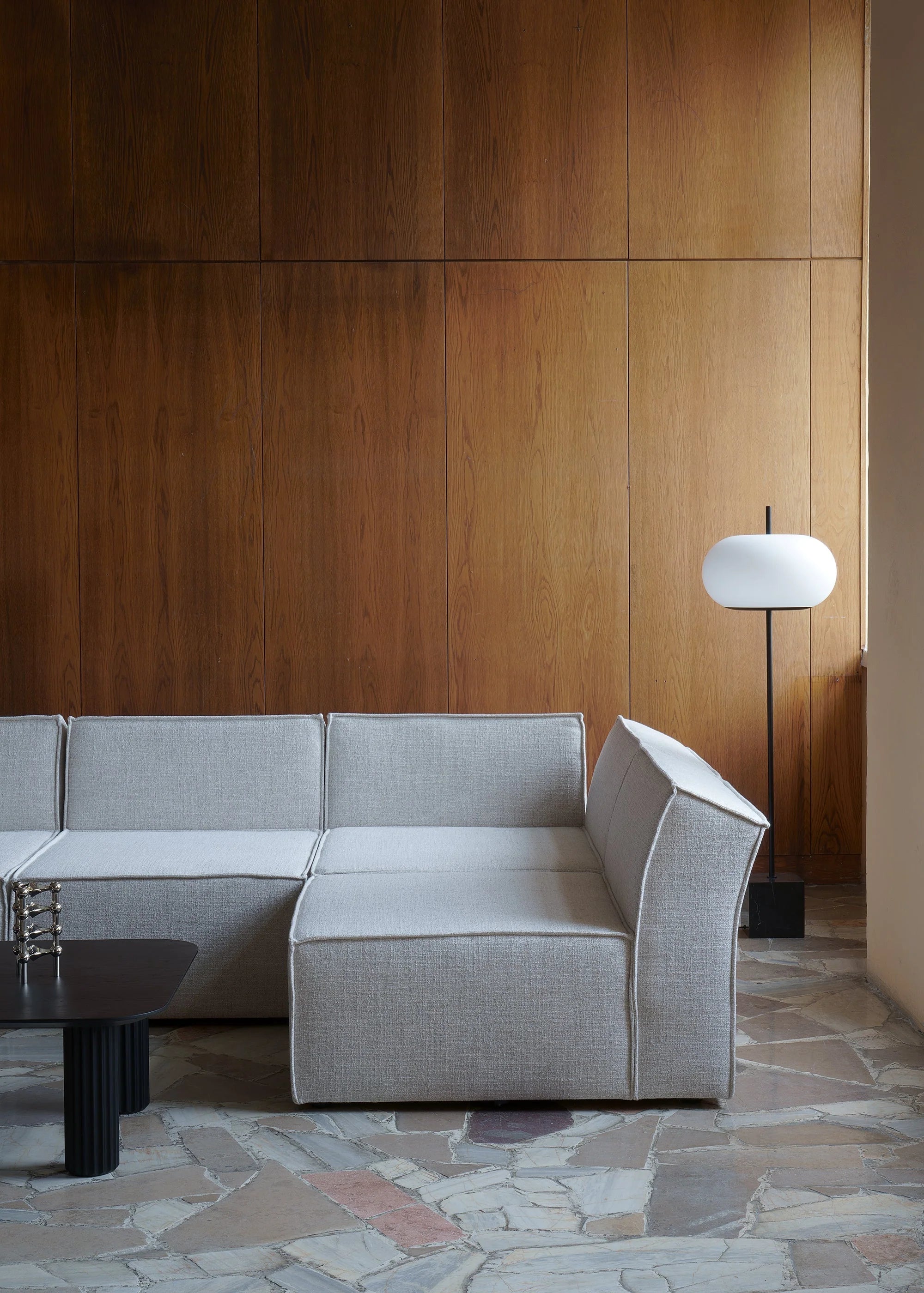 Modulsofa ANDO - linkes Element in hellgrauem Boucle