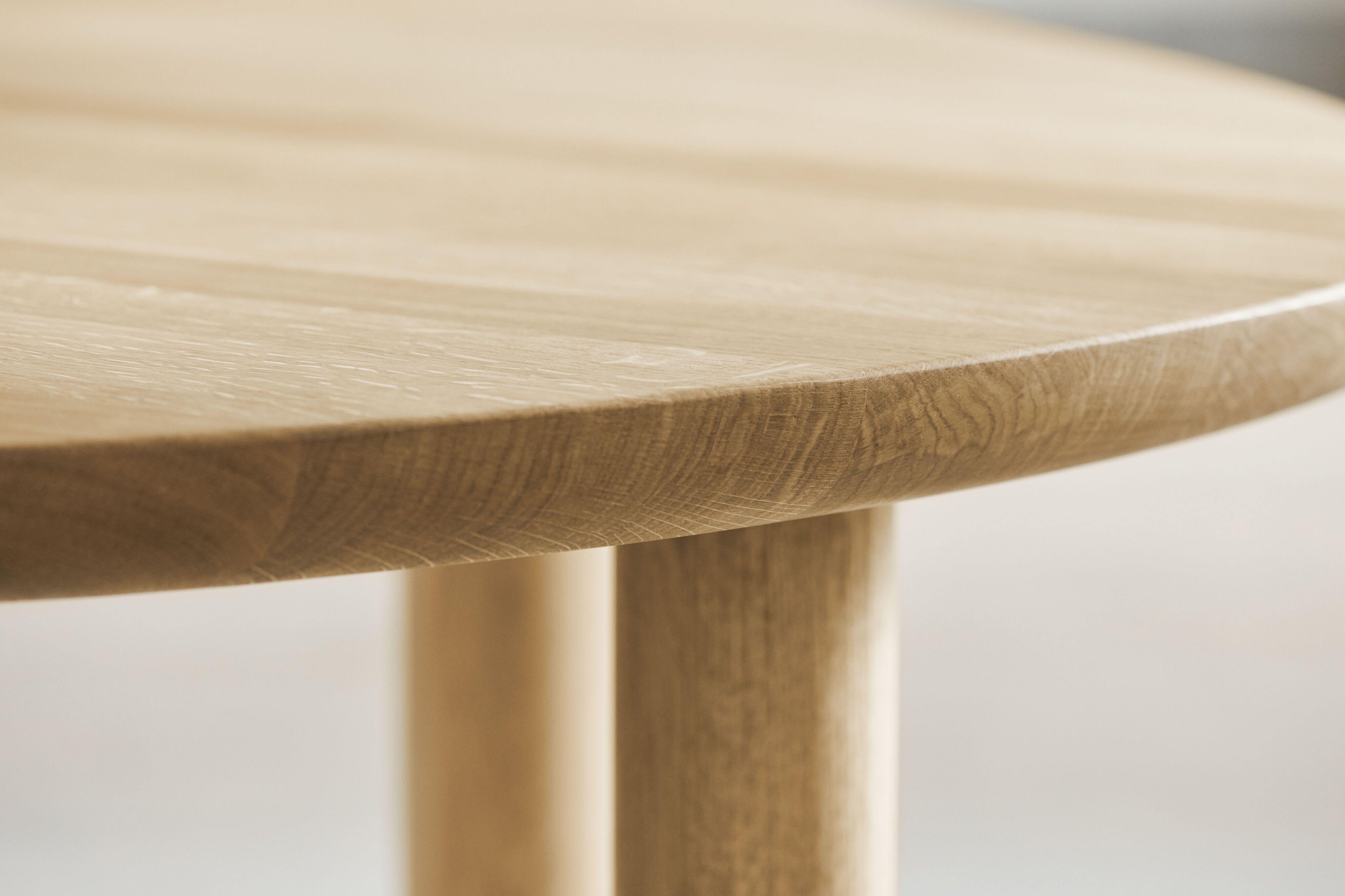 Latal oak wood table