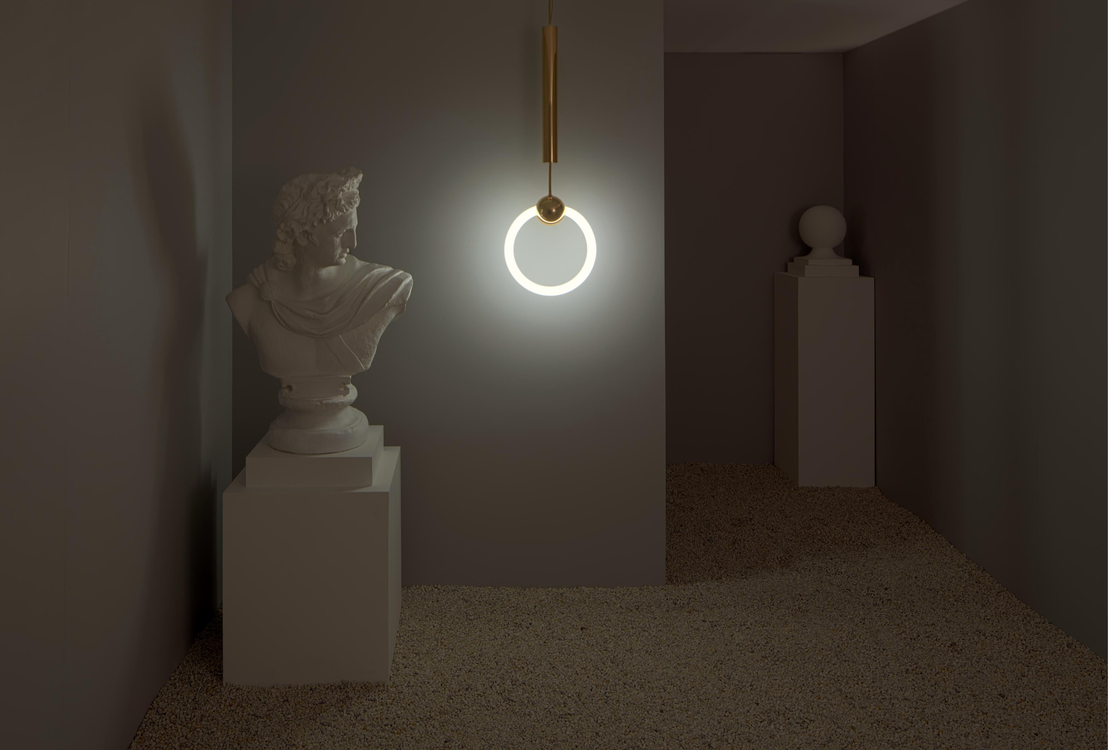 Lampa wisząca RING opalowy klosz z mosiężnym wykończeniem