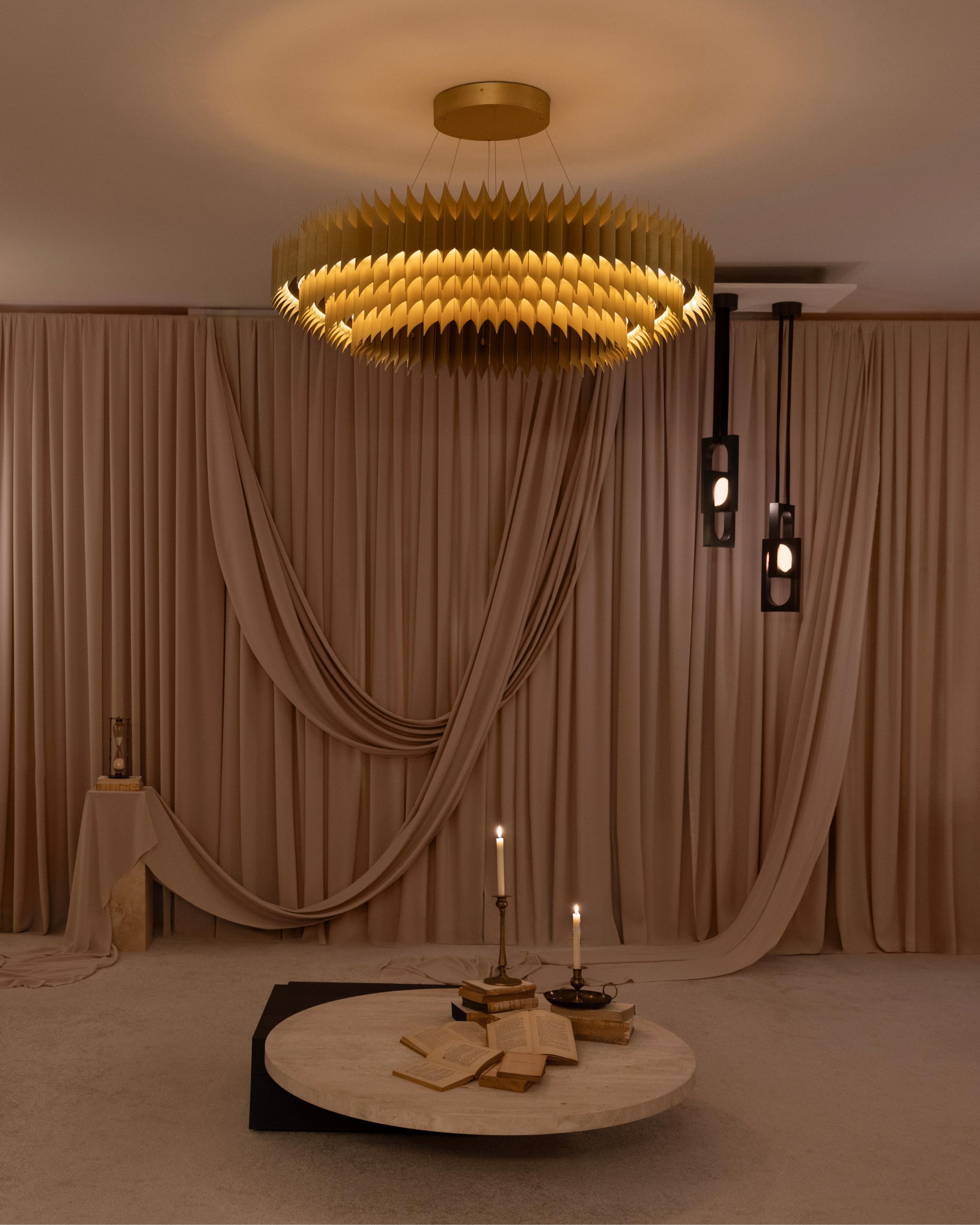 Pendelleuchte MYTHOS DUO mit opalem Schirm und Messingdetails