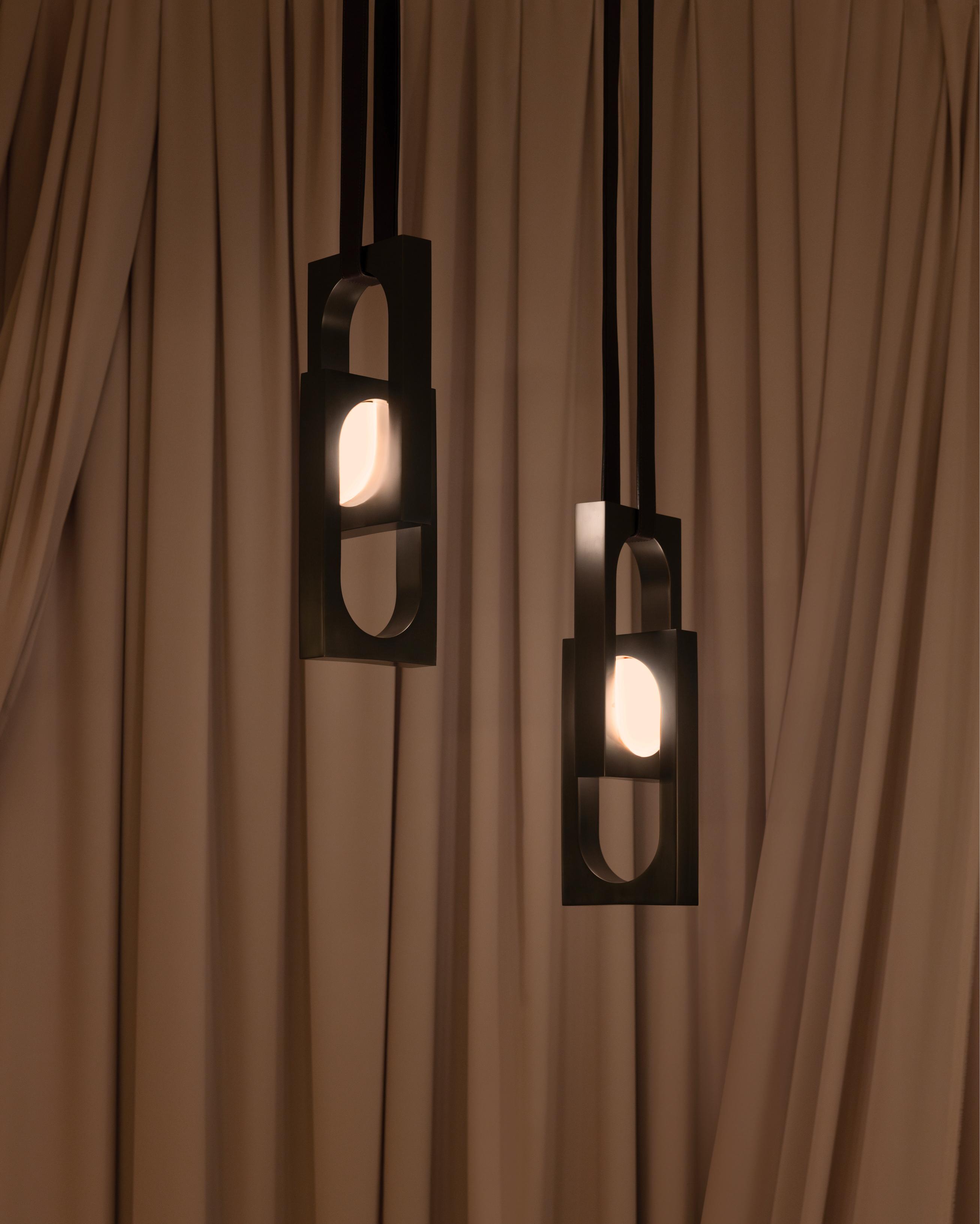 Pendelleuchte MYTHOS DUO mit opalem Schirm und Messingdetails