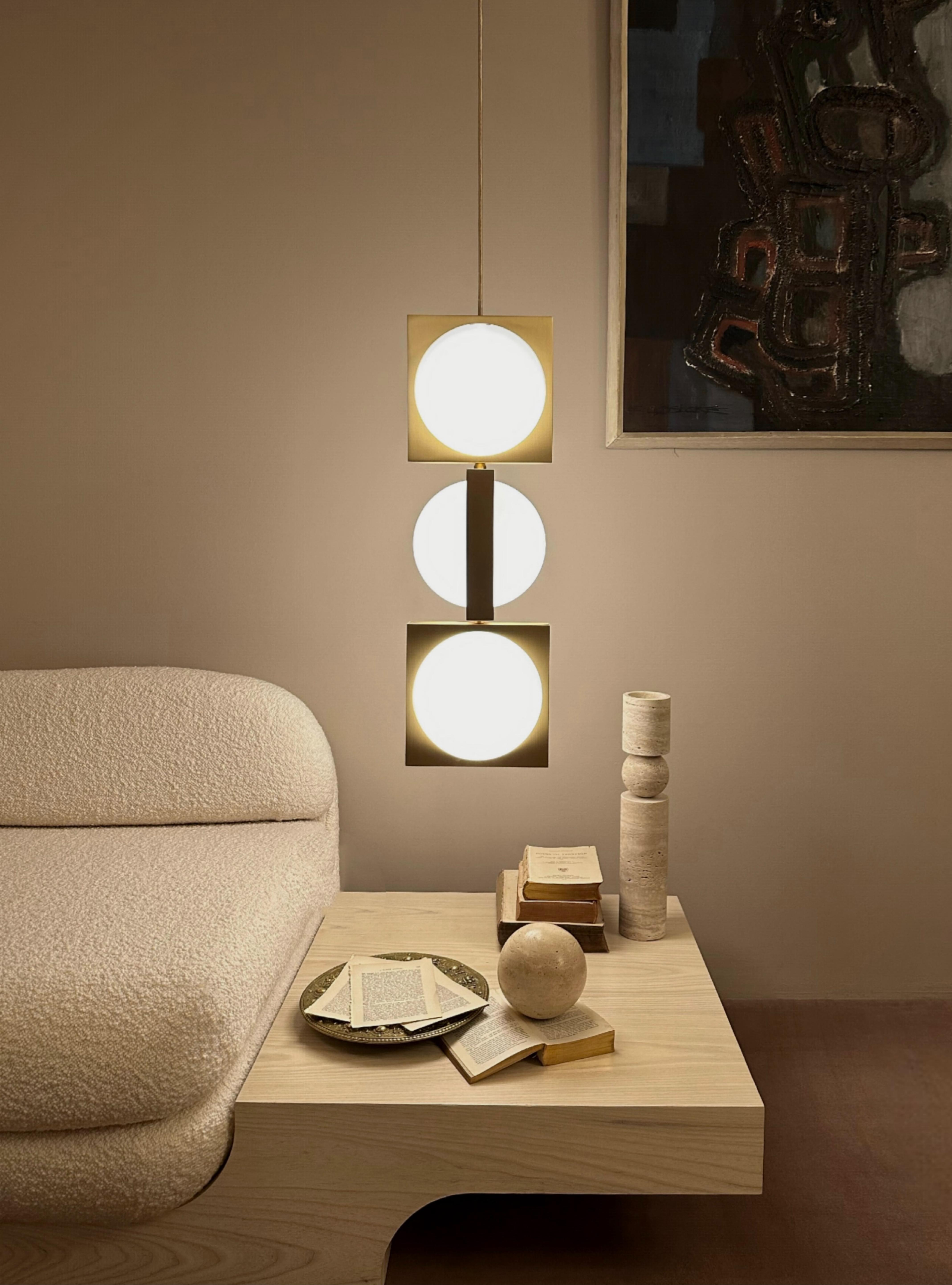 Pendelleuchte SOLSTICE TRIO mit opalem Schirm und Messingdetails