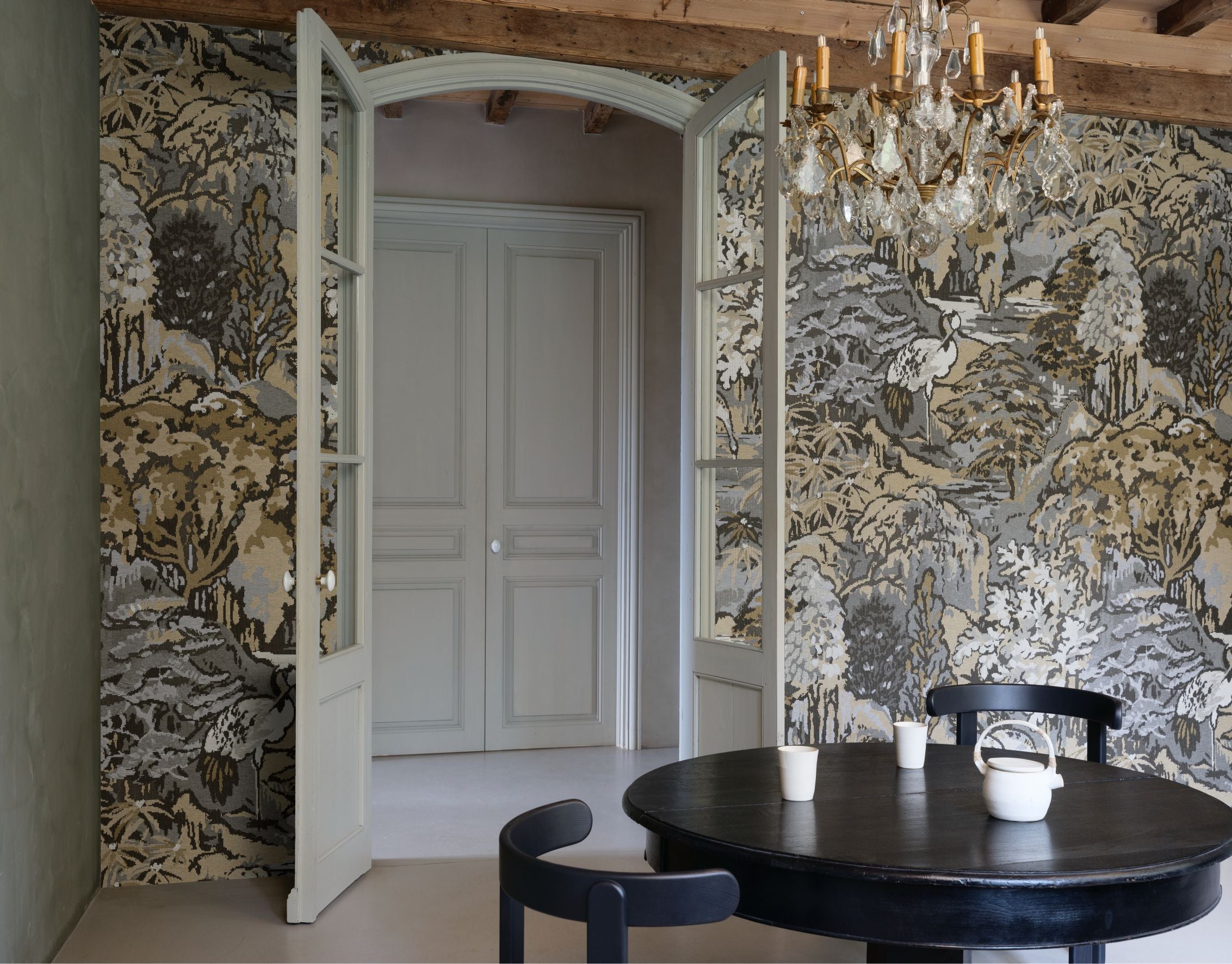 Textiltapete mit pflanzlichem und tierischem Motiv RIVERBANK grau mit braun