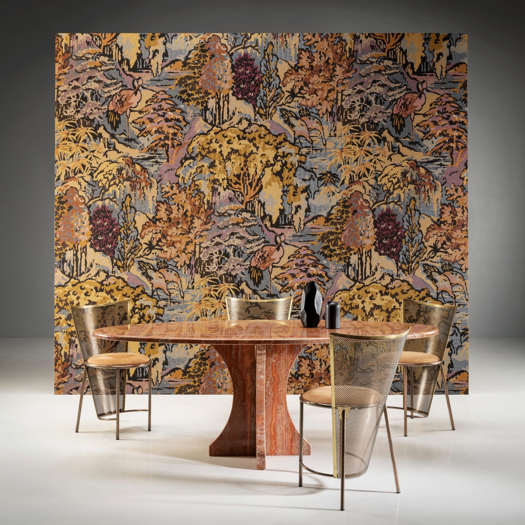 Textiltapete mit pflanzlichem und tierischem Motiv RIVERBANK gold mit orange