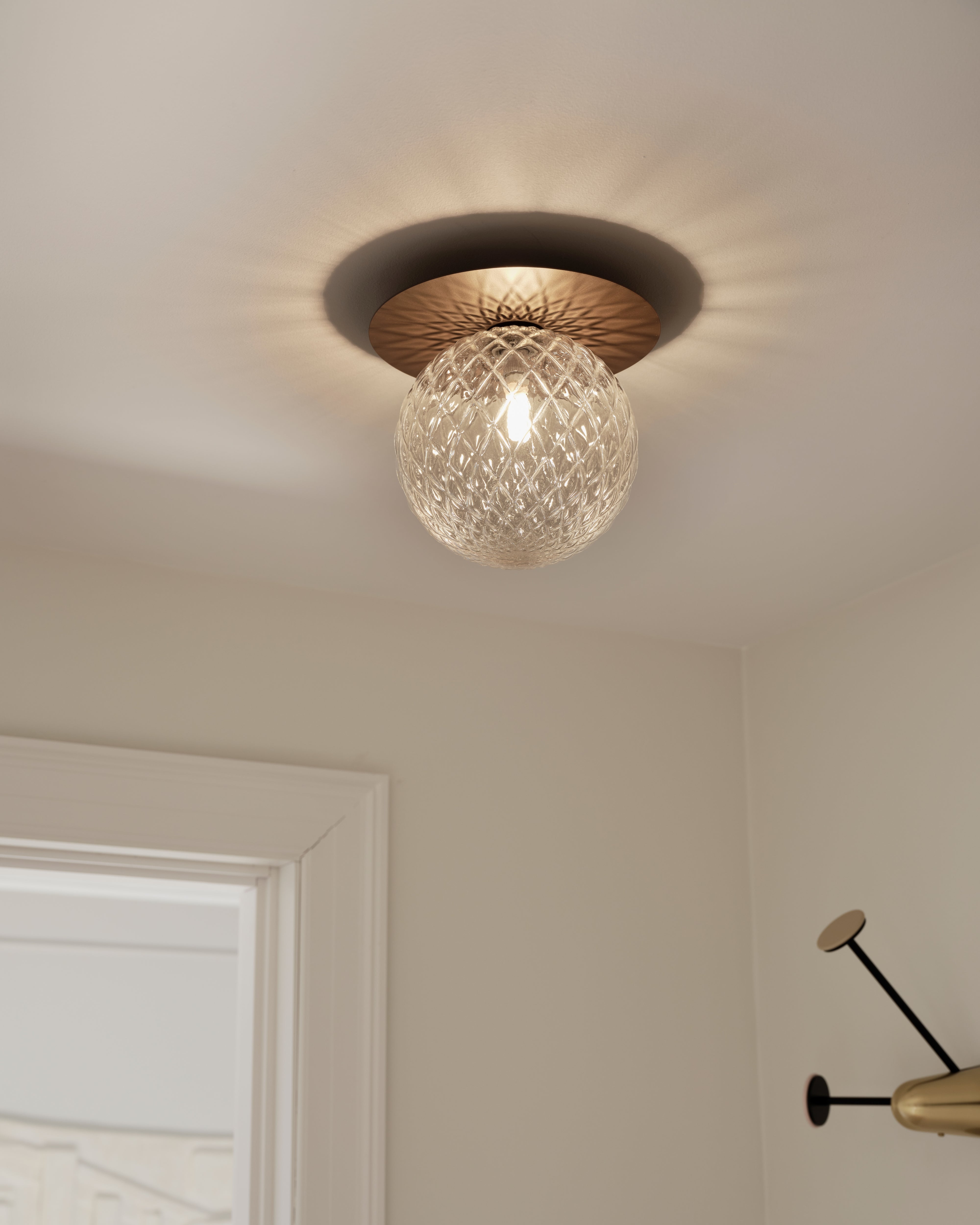 Wandlampe LIILA dunkelbraun mit transparentem Glas