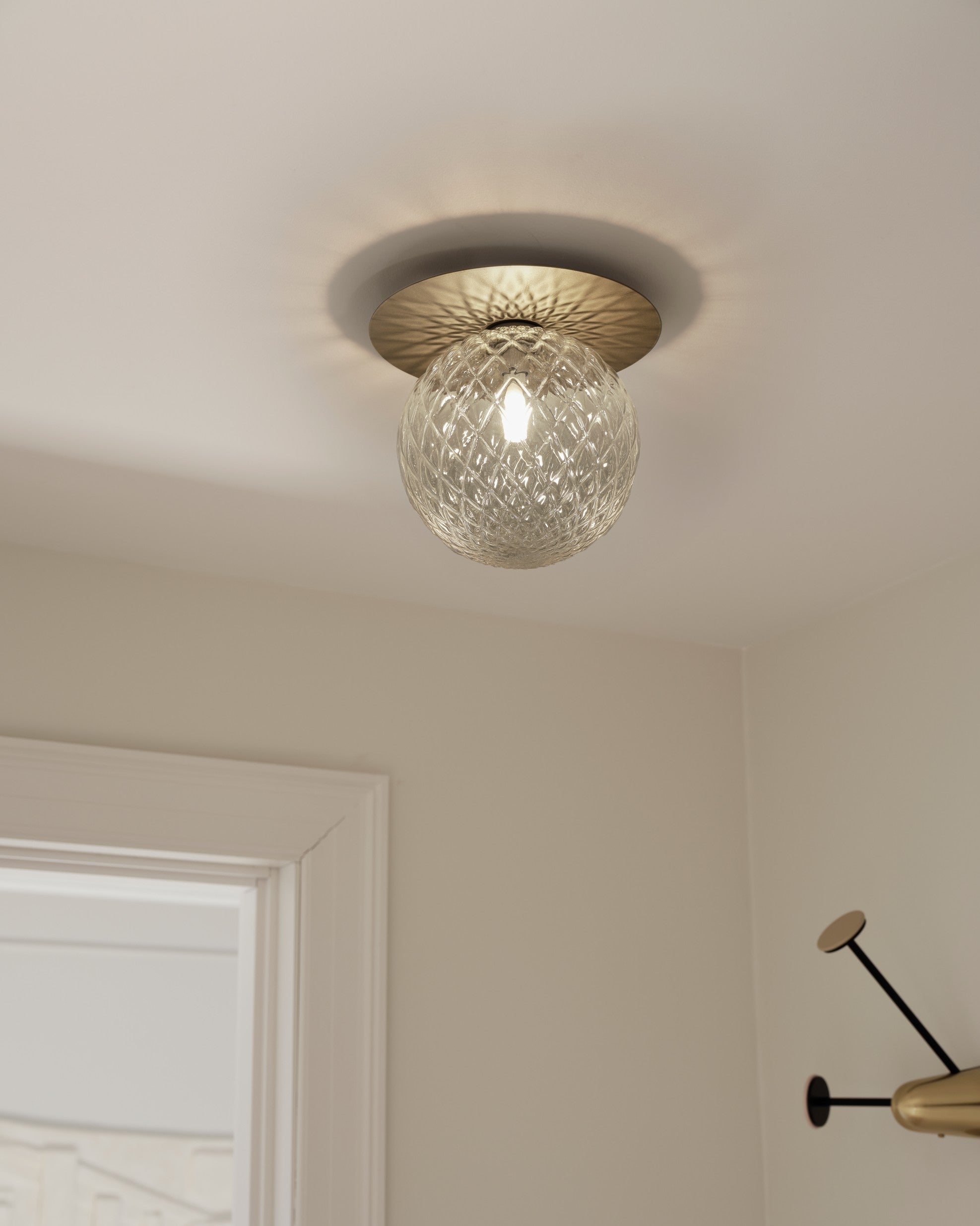 Wandlampe LIILA in Gold mit transparentem Glas