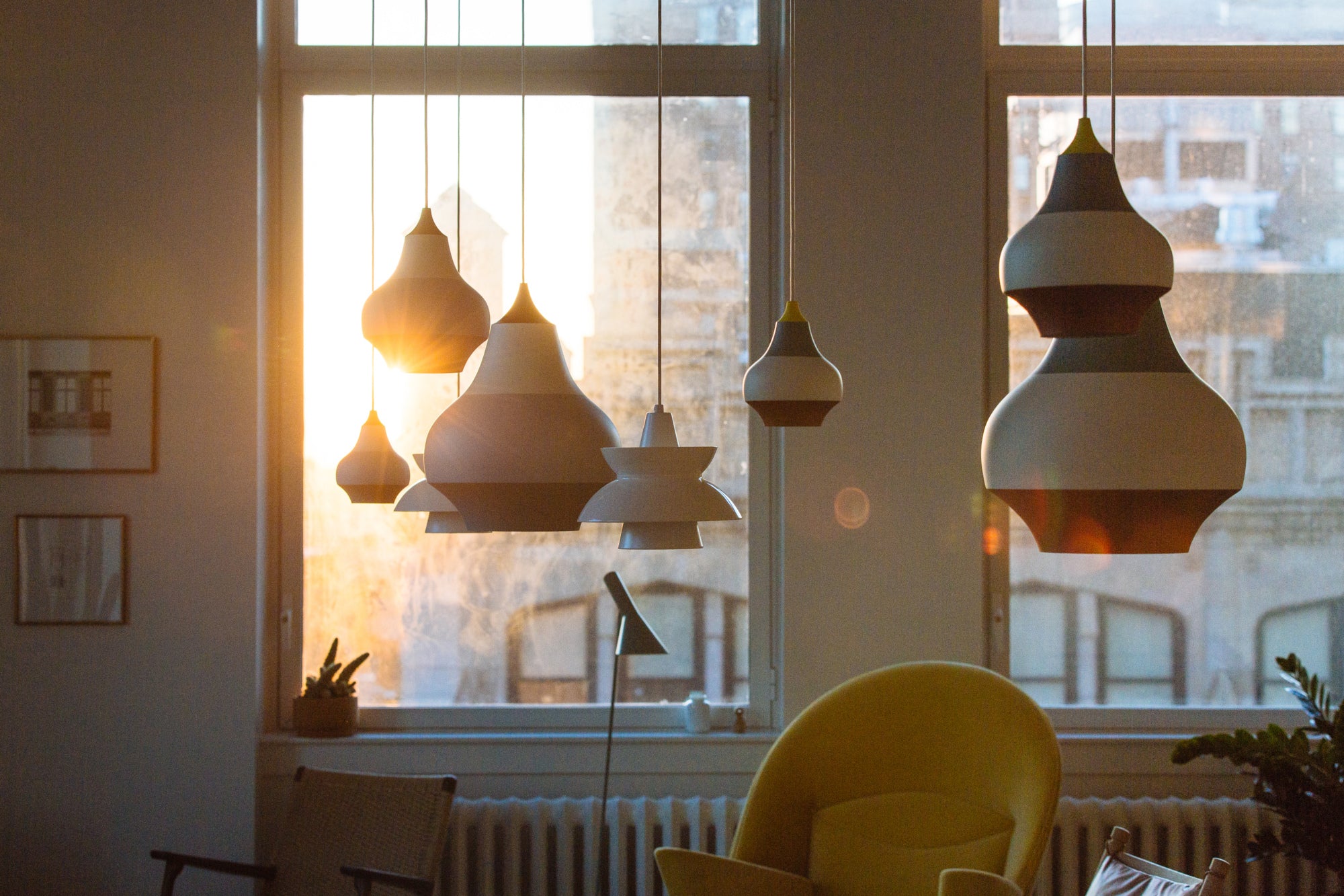 Pendelleuchte CIRQUE weiß-blau mit kupferner Spitze