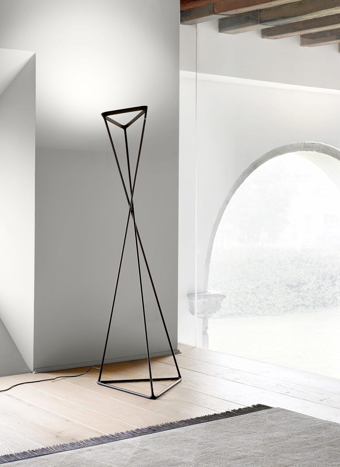 Black tango floor lamp