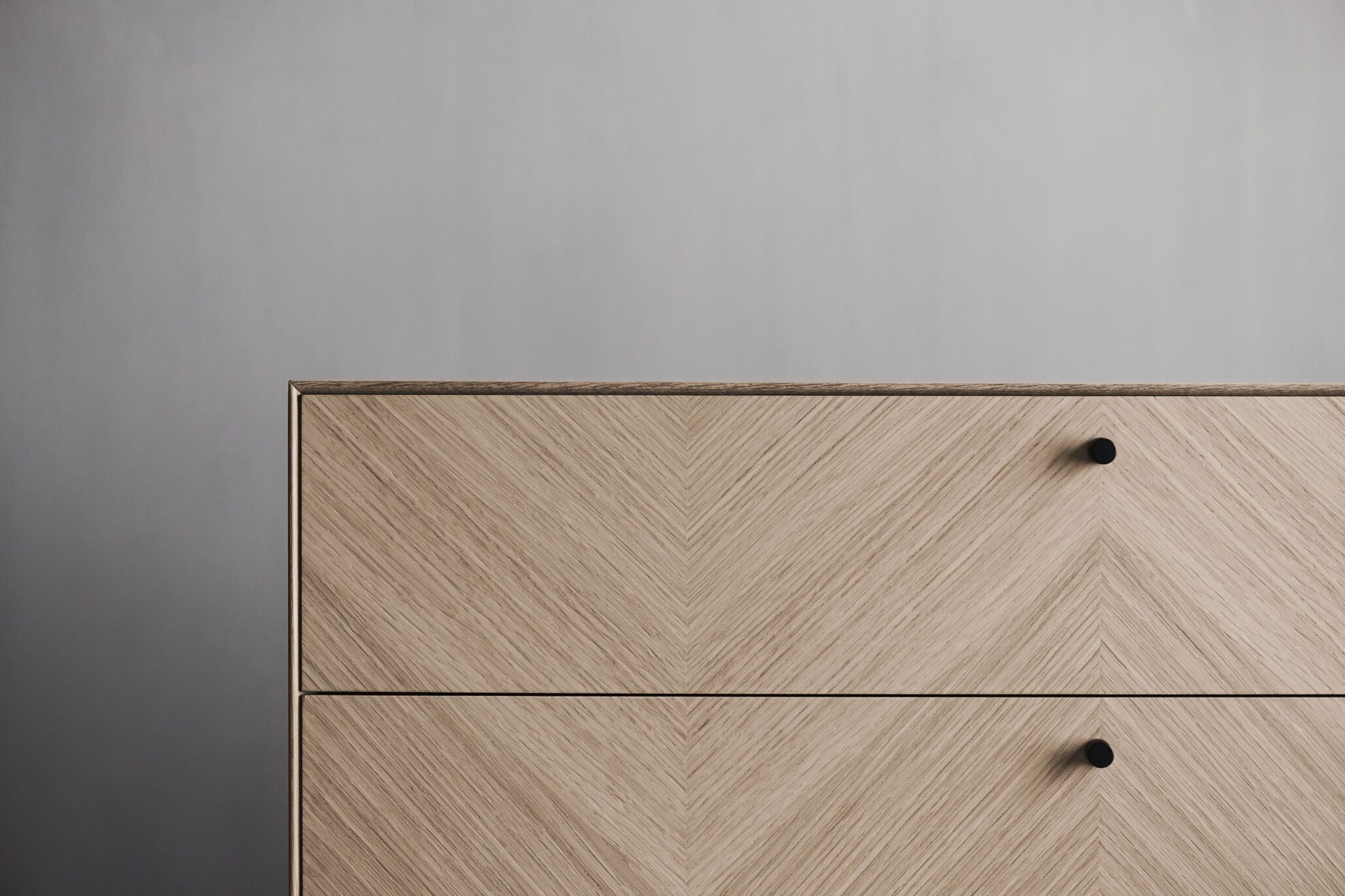 Luxe chest of drawers black oak wood with a black base