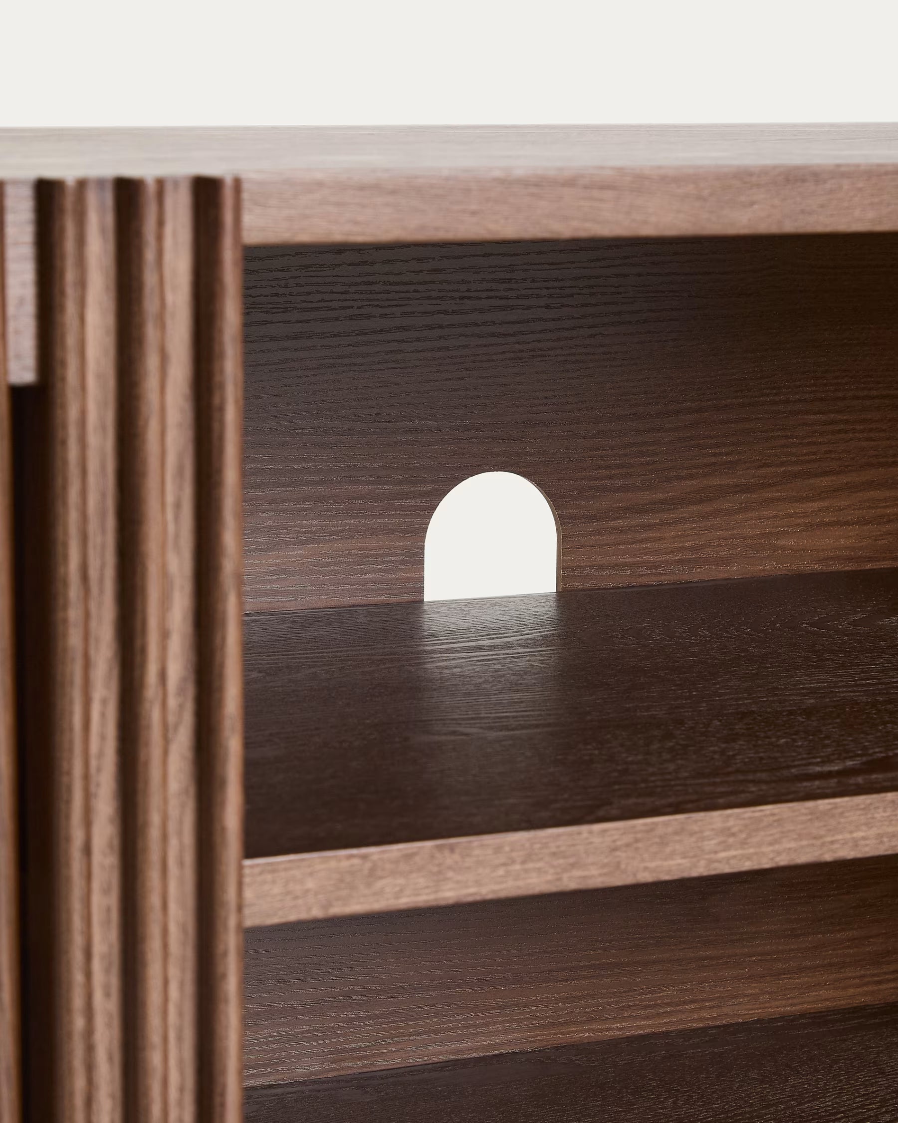 RTV-Sideboard BEYLA aus dunkelbraunem Eschenholz