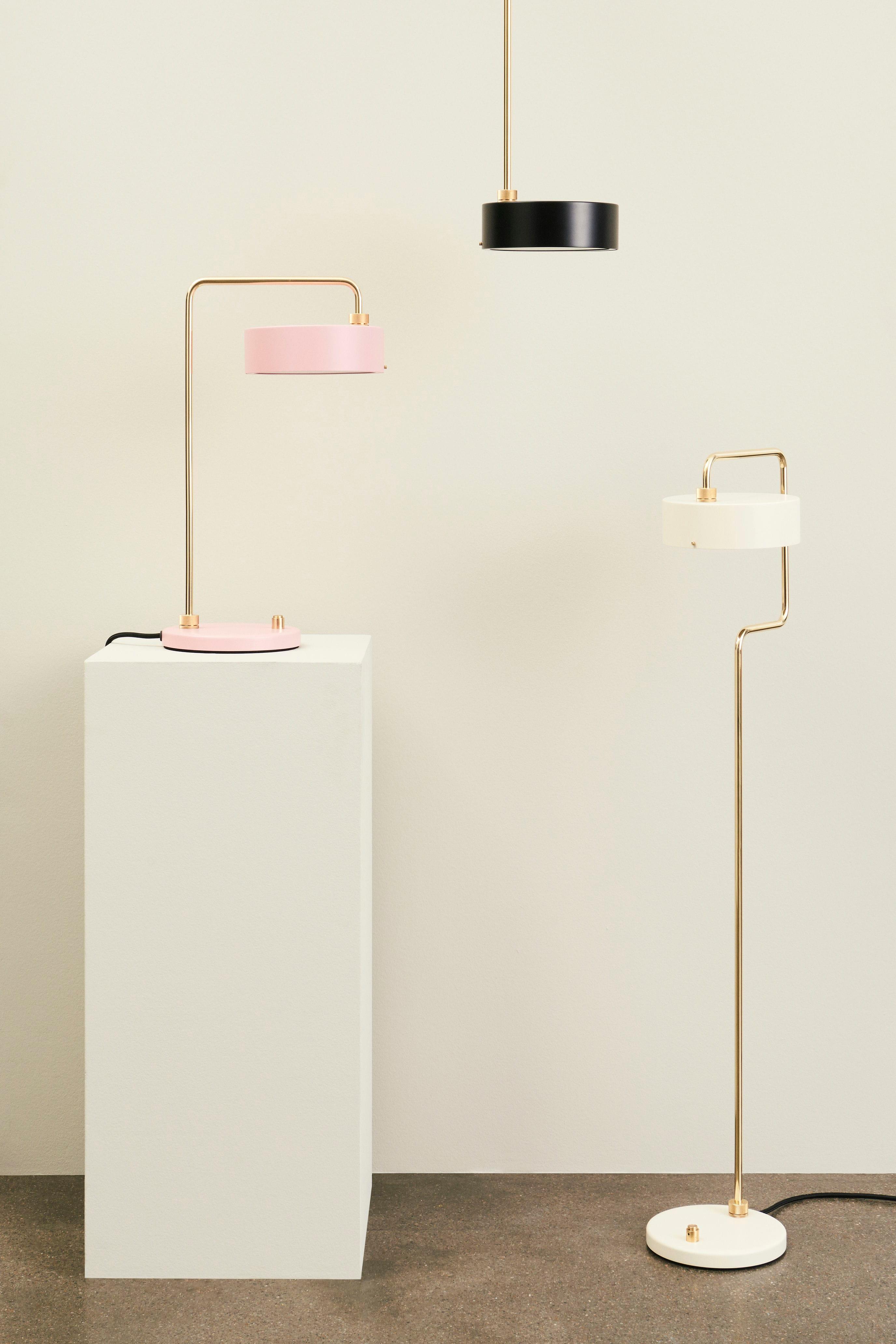 Zierliche maschinelle Stehlampe gebrochen weiß gebrochen