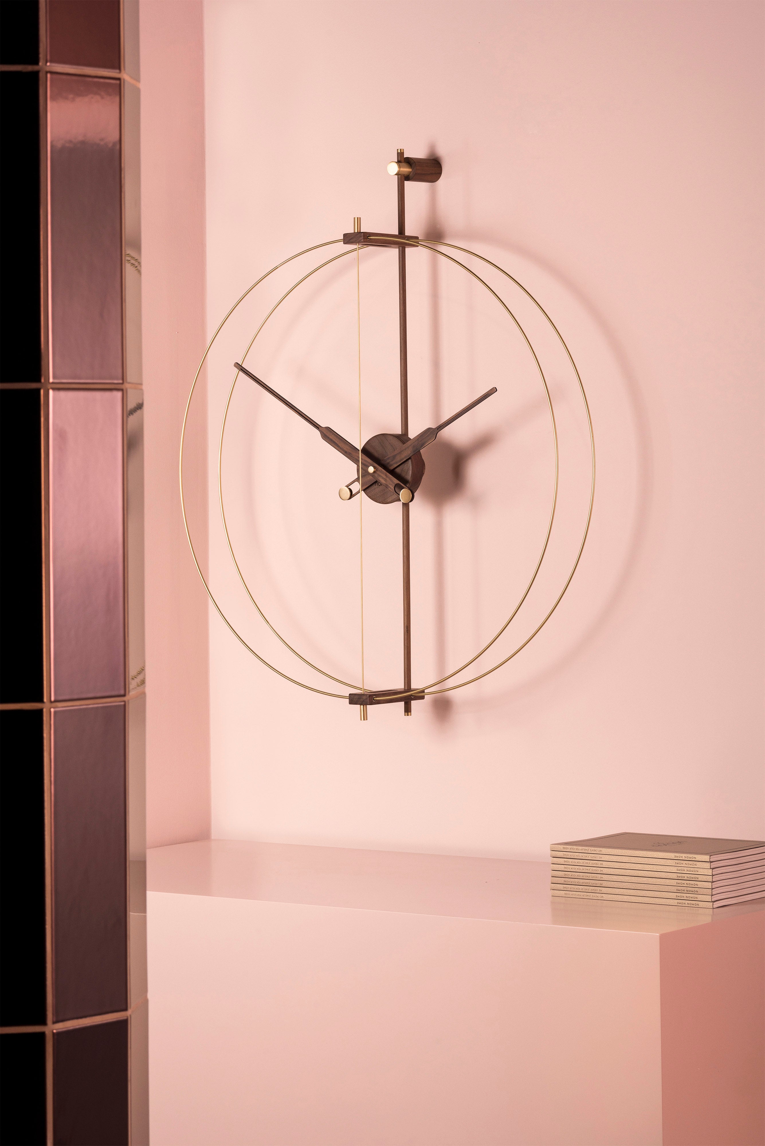 Wanduhr MINI BARCELONA PREMIUM aus Nussbaumholz mit messingfarbener Veredelung