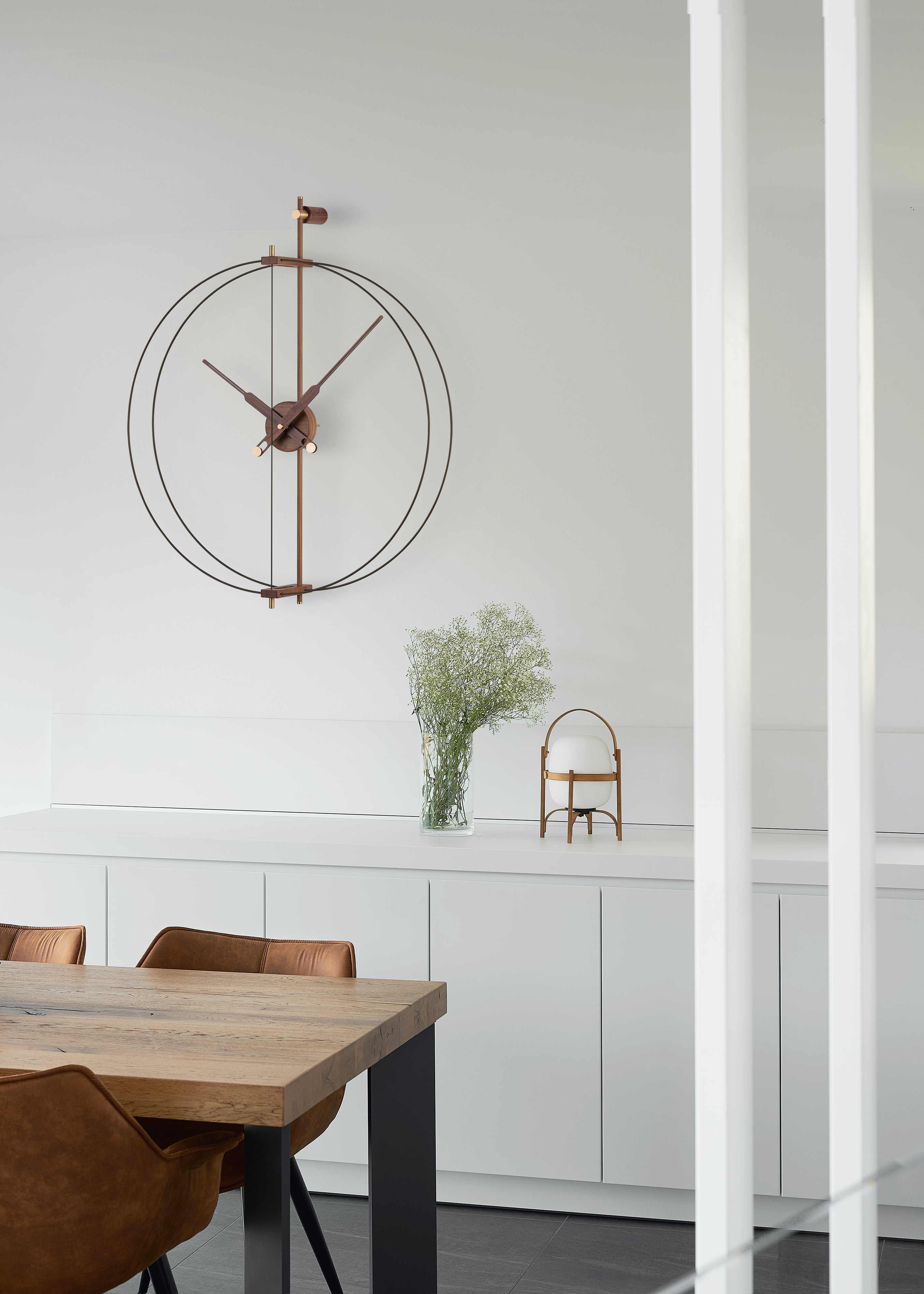 Wanduhr MINI BARCELONA PREMIUM Nussbaum mit schwarzer Oberfläche