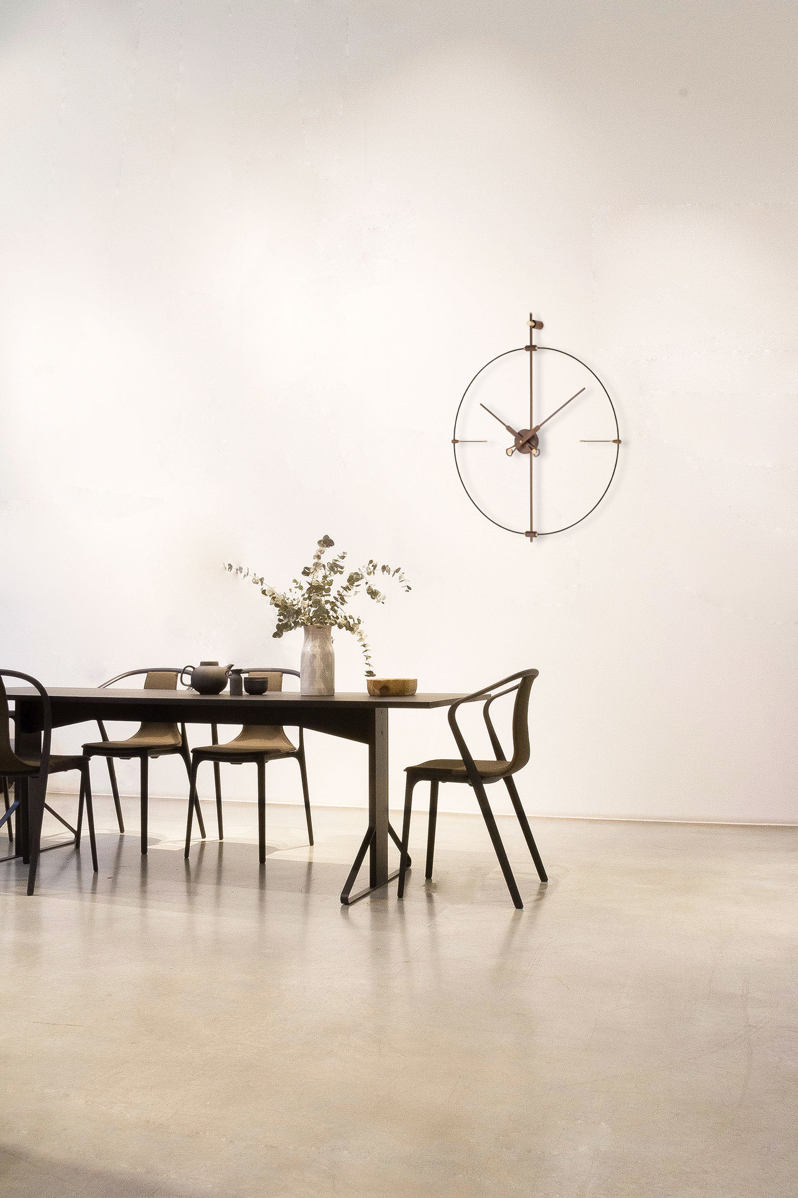 Wanduhr MINI BILBAO PREMIUM aus Nussbaumholz mit messingfarbener Oberfläche