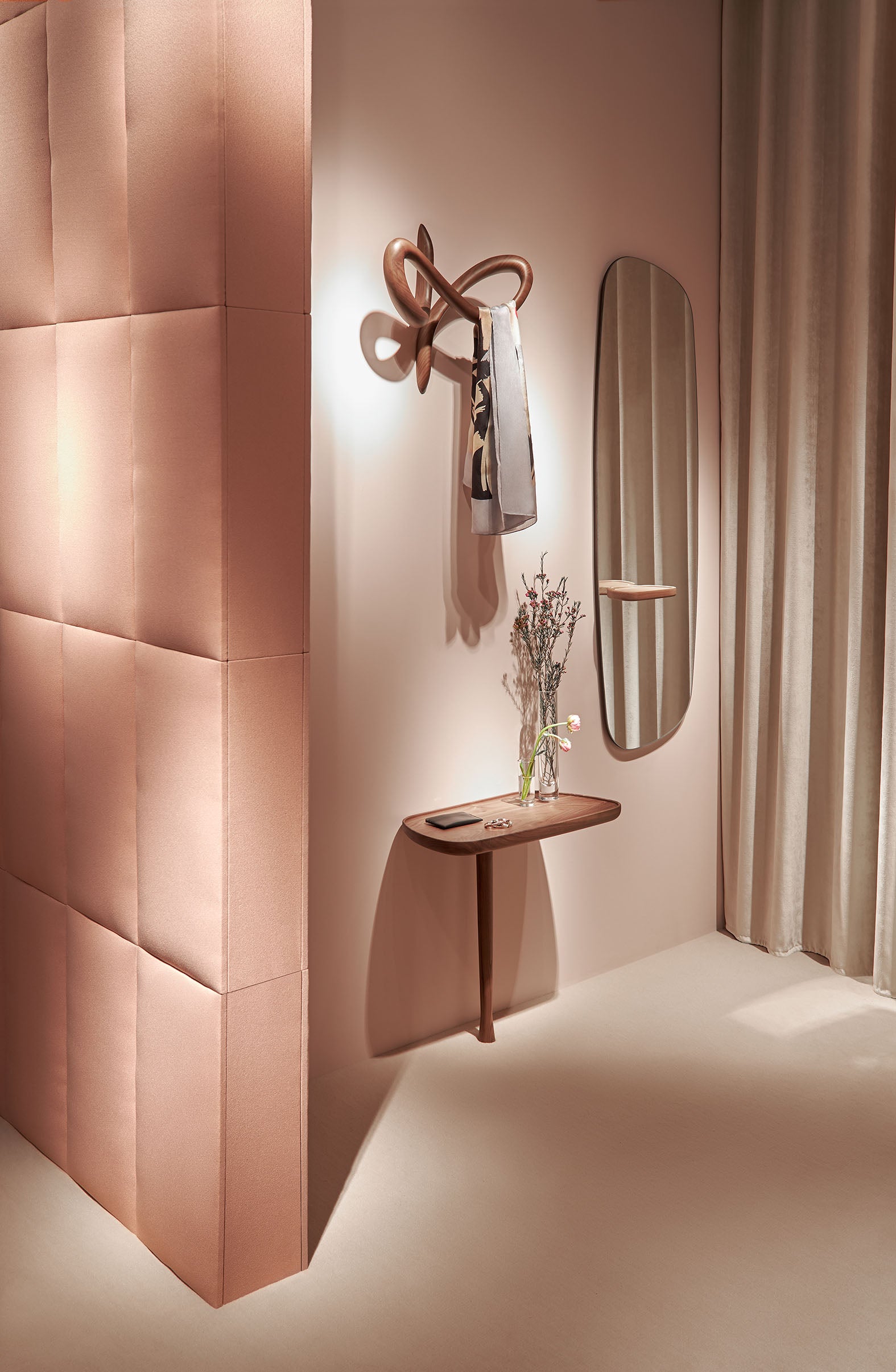 Wandbeistelltisch MESITA aus massivem Nussbaumholz