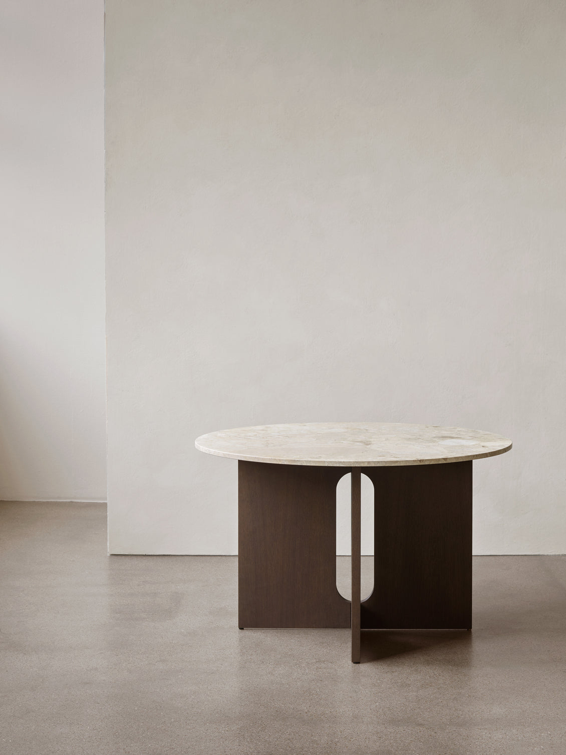 Runder Tisch ANDROGYNE beige Marmor mit dunklem Eichenfuß