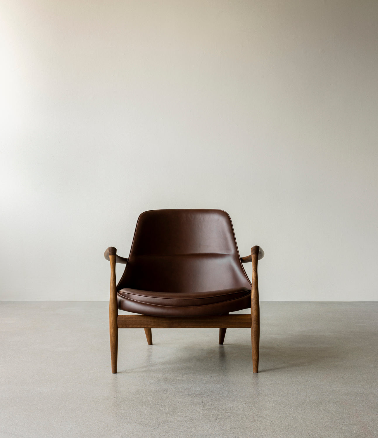 ELIZABETH armchair in cognac leather with oak base [Julia]