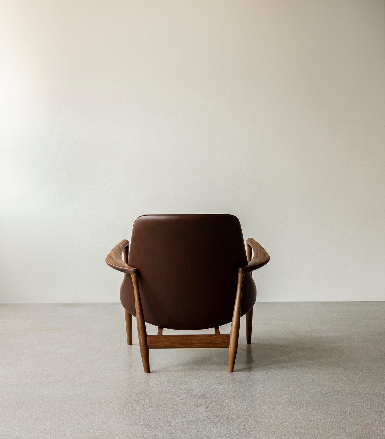 ELIZABETH armchair in cognac leather with oak base [Julia]