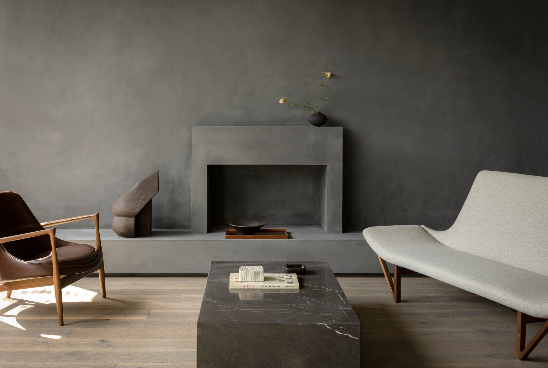 ELIZABETH armchair in cognac leather with oak base [Julia]