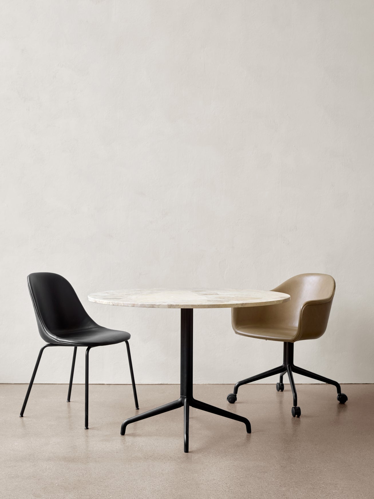 HARBOUR chair in cognac leather with oak base