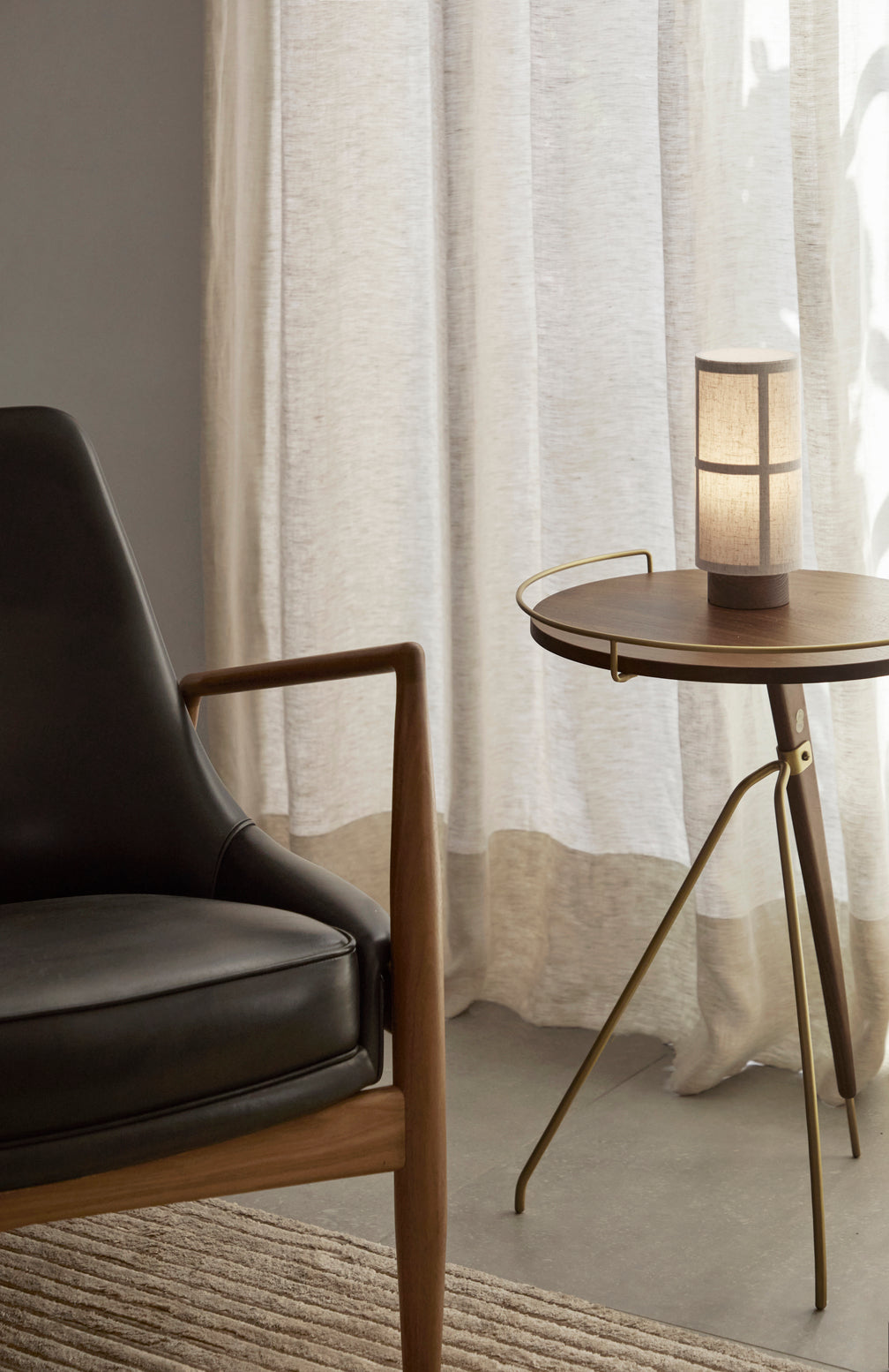 THE SEAL gray armchair with oak base [Julia]