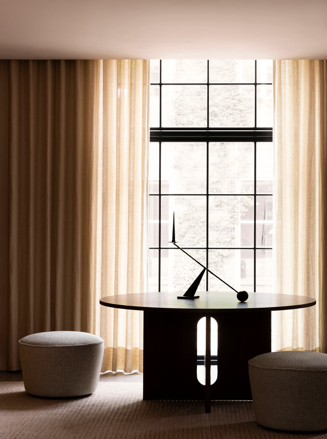 Round Table ANDROGYNE dark oak veneer