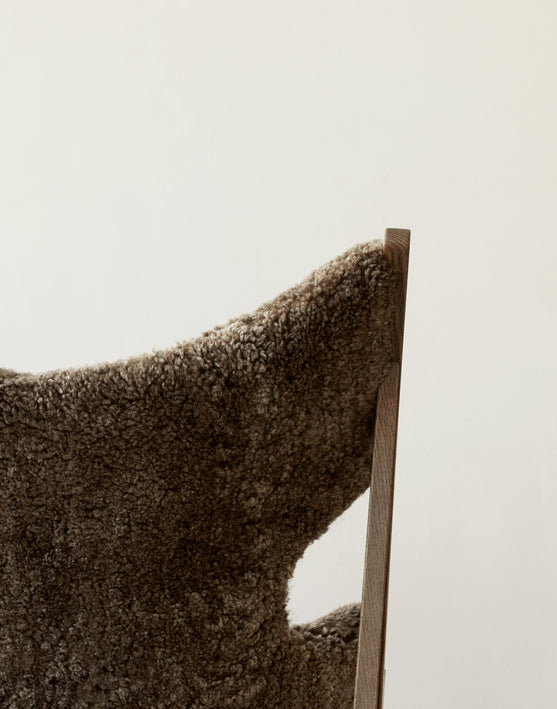 Sessel KNITTING dunkelbraunes Schafsleder mit dunklem Eichenfuß