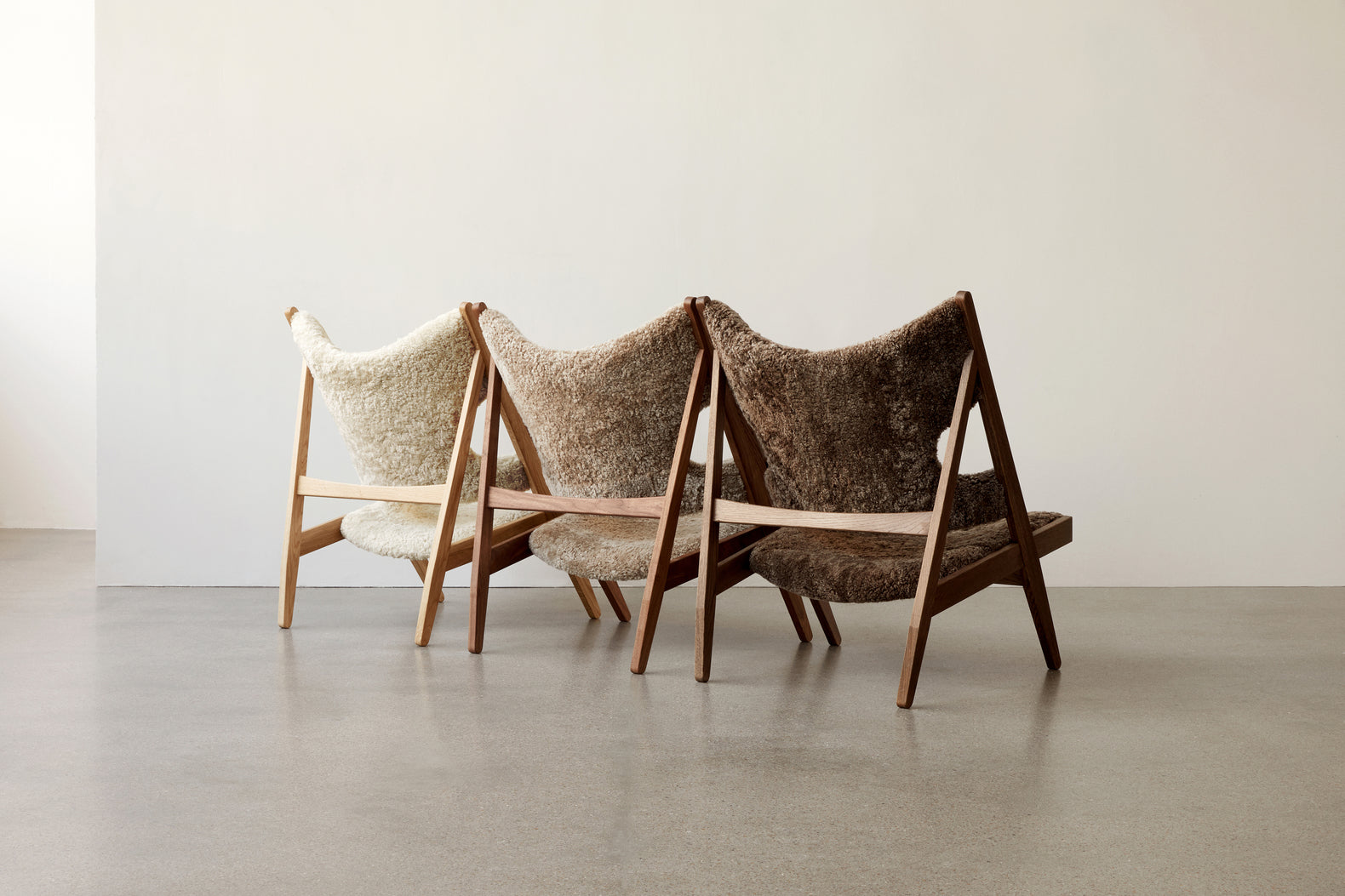 Sessel KNITTING dunkelbraunes Schafsleder mit dunklem Eichenfuß