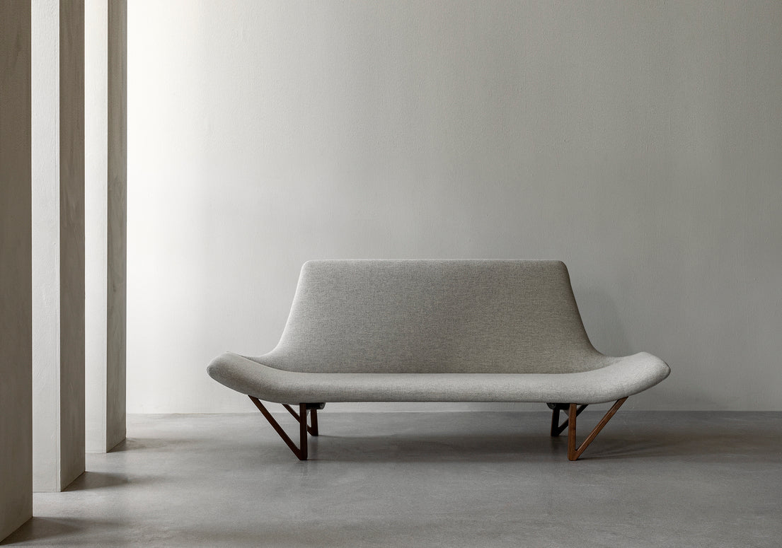 Sofa PAGODE kremowy z dębową podstawą