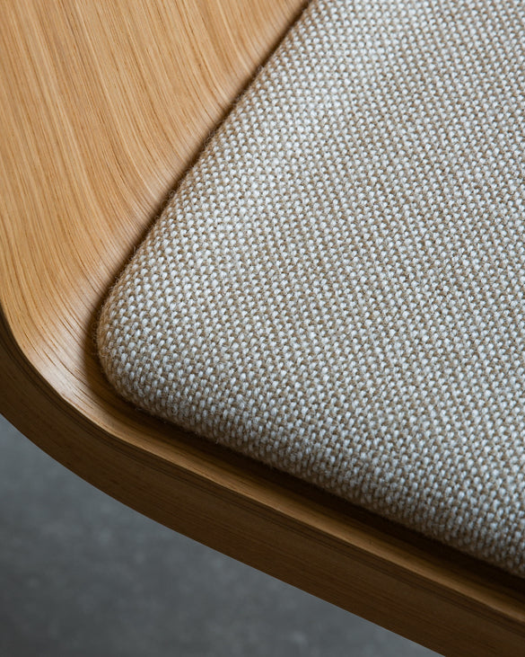 Stuhl READY beige Boucle mit dunklem Eichenfuß