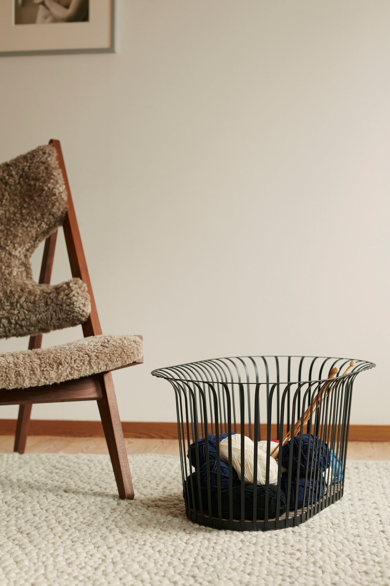Sessel KNITTING dunkelbraunes Schafsleder mit dunklem Eichenfuß