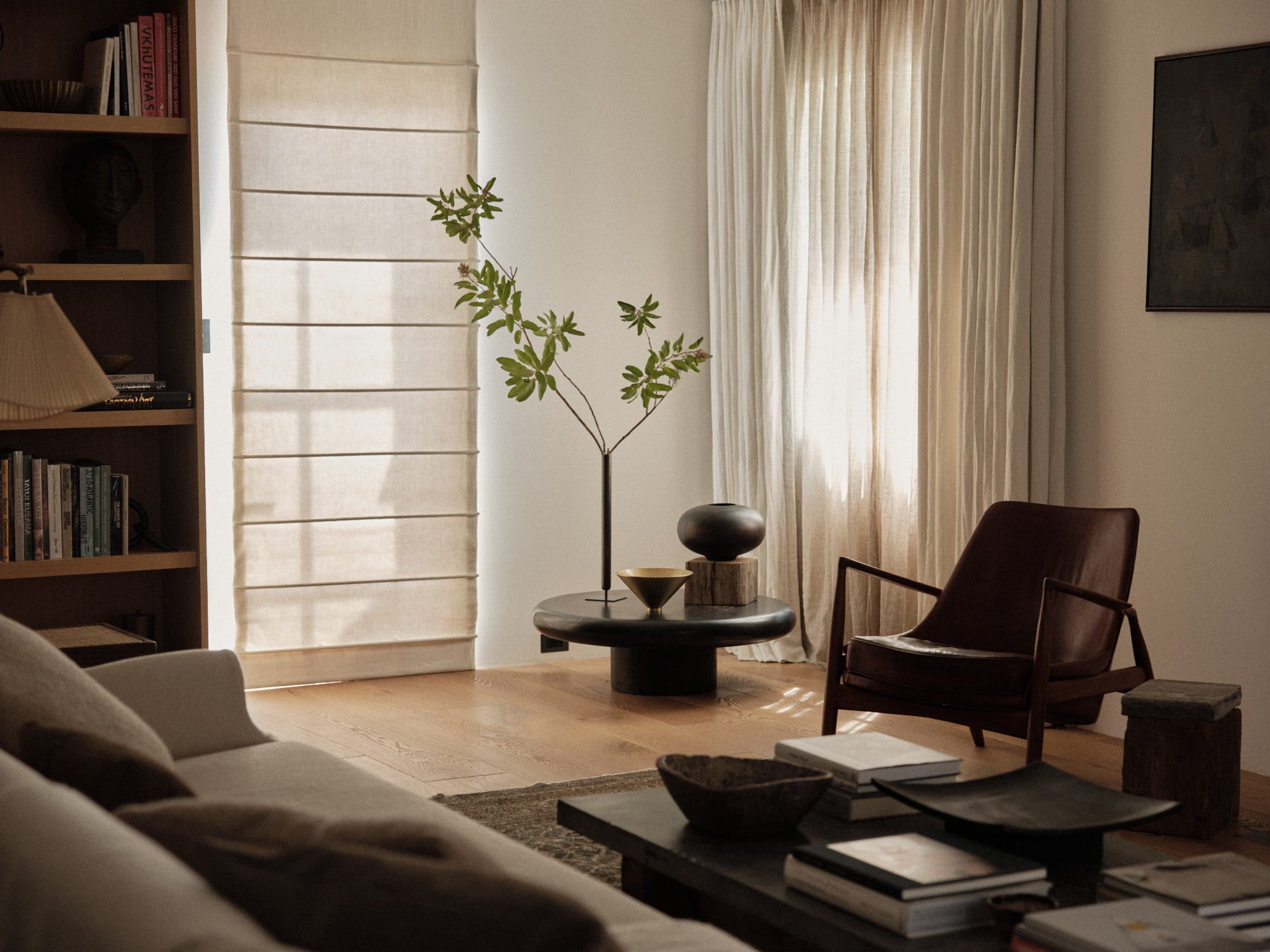 THE SEAL gray armchair with oak base [Julia]