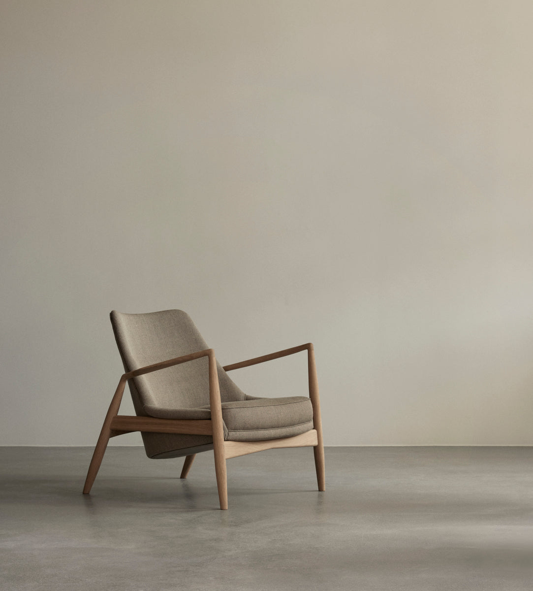 THE SEAL gray armchair with oak base [Julia]