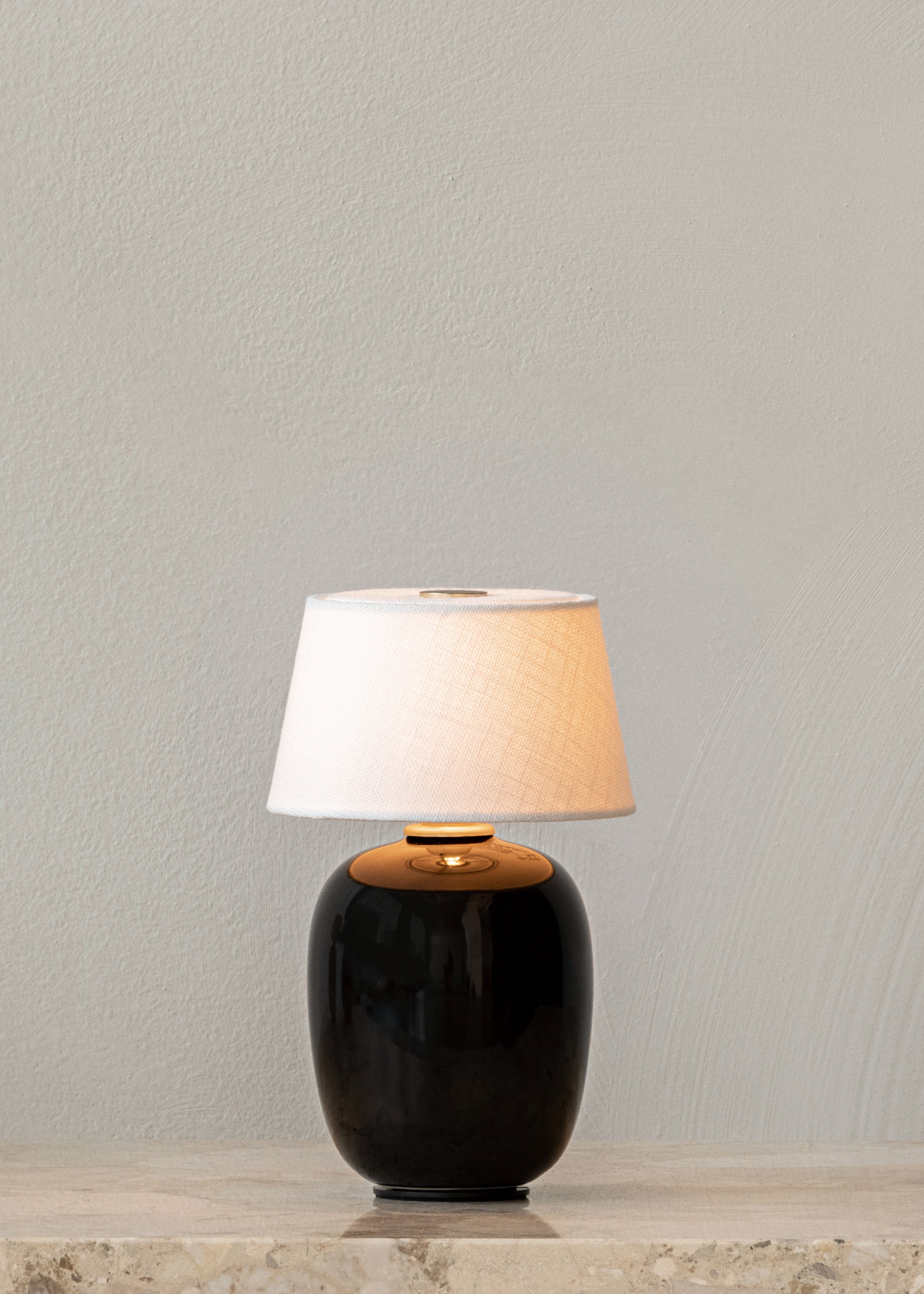 Tragbare Lampe TORSO schwarze Keramik mit weißem Schirm