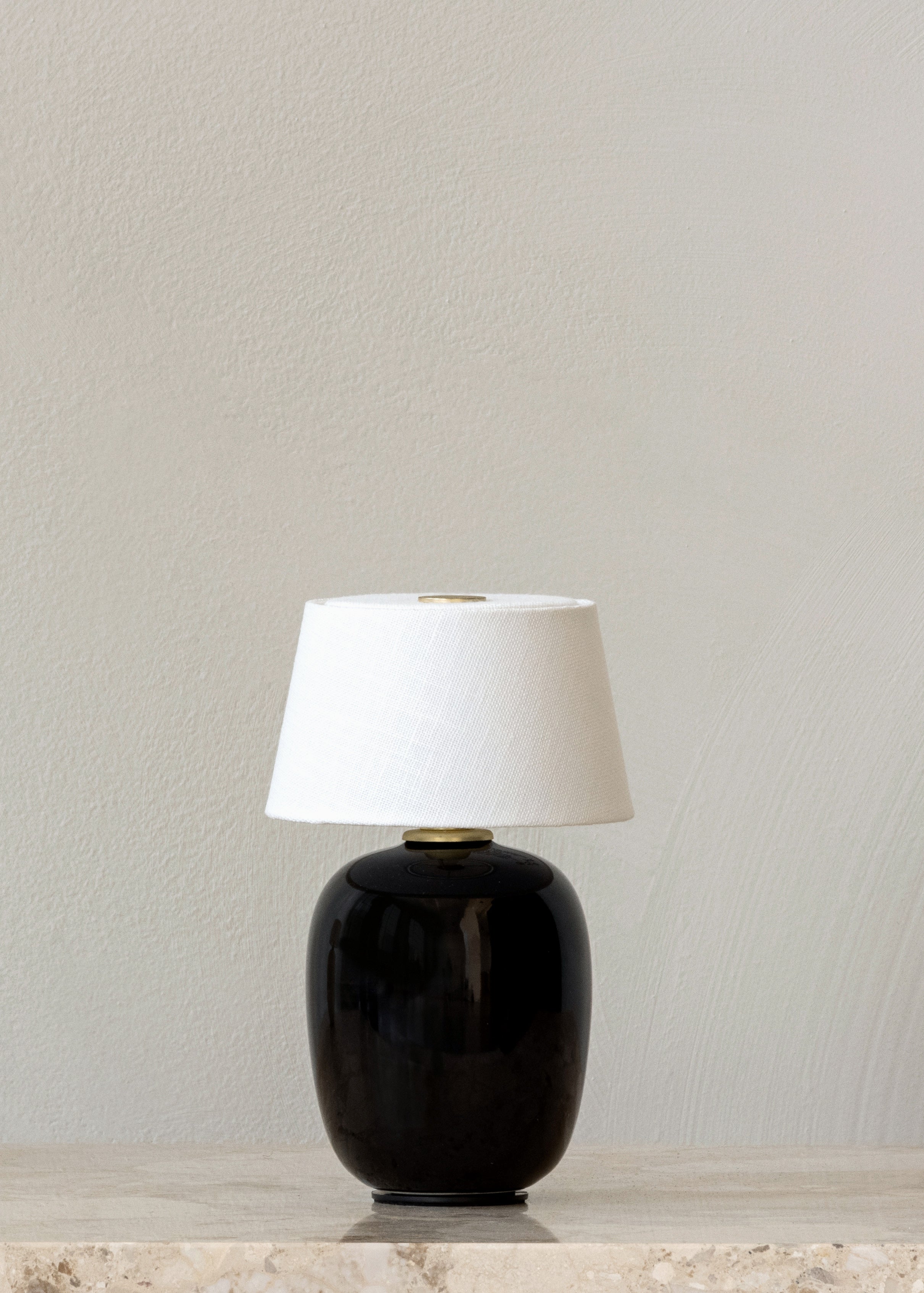 Tragbare Lampe TORSO schwarze Keramik mit weißem Schirm