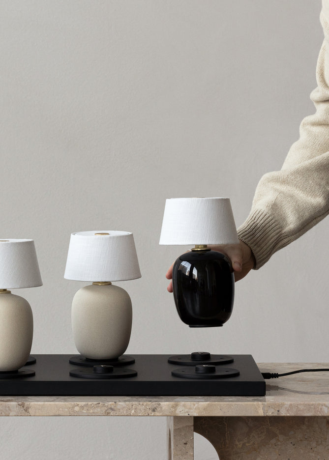 Tragbare Lampe TORSO schwarze Keramik mit weißem Schirm