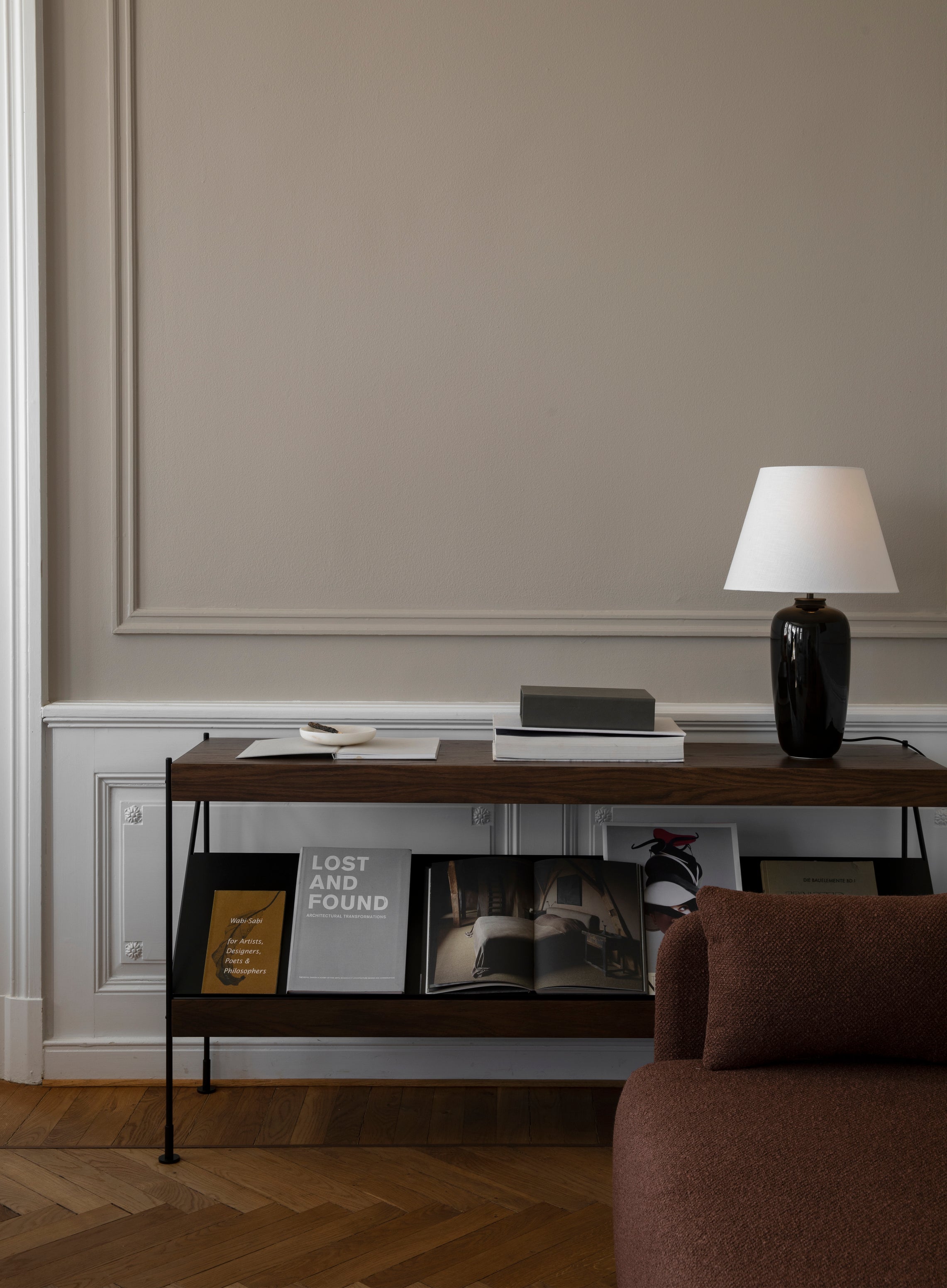 ZET shelf in dark oak wood with a black frame