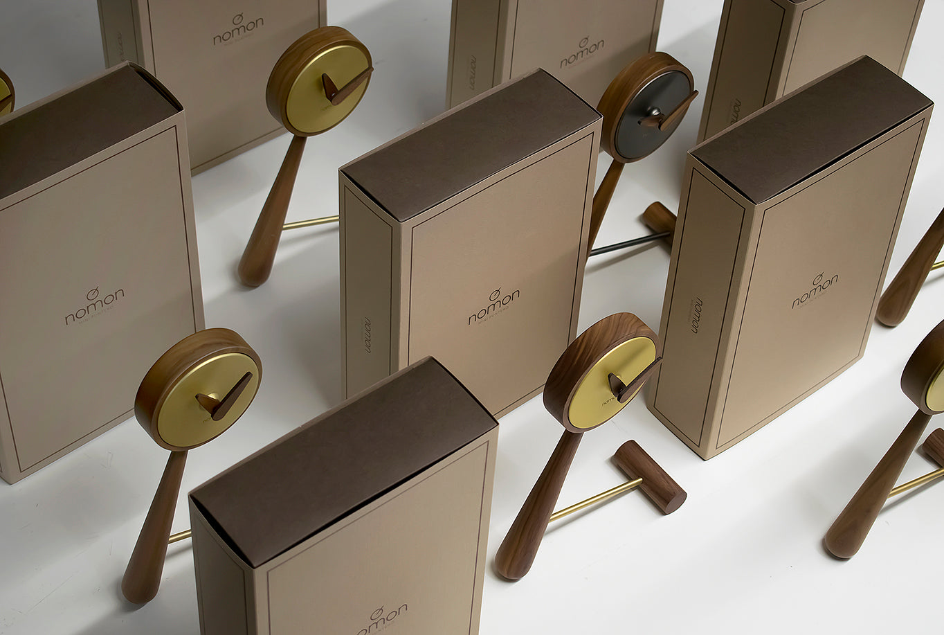 MINI PUNTERO table clock walnut wood with brass finish