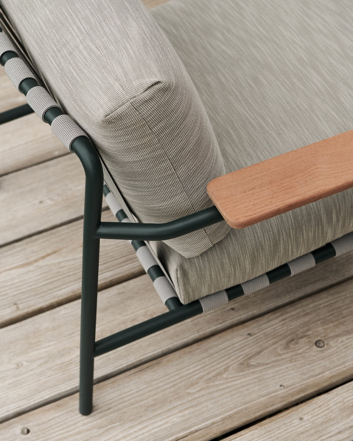 Sofa mit Armlehnen für den Außenbereich 2-sitzig SETTLE grau mit grünem Sockel [Amelia]