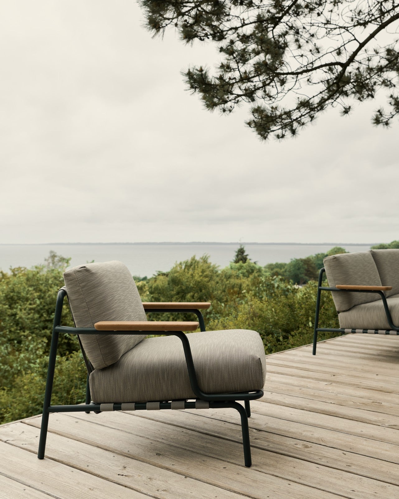 SETTLE gray outdoor armchair with green base [Amelia]