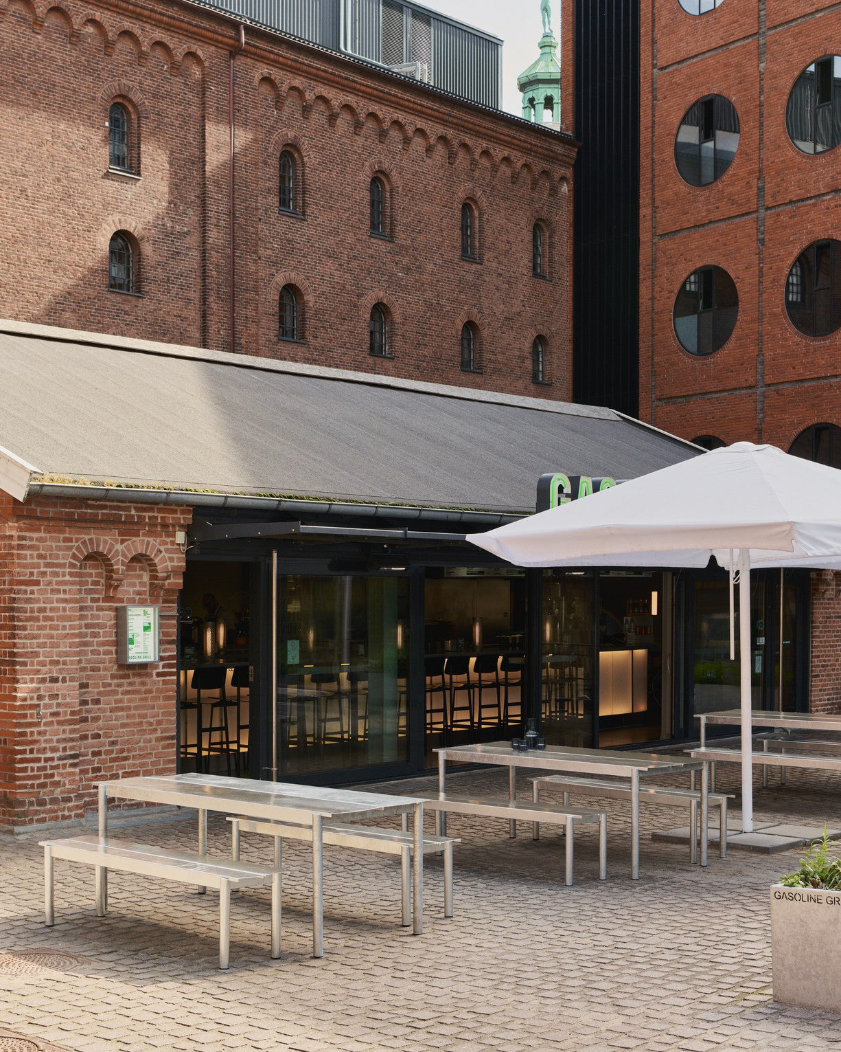 Tisch für den Außenbereich LINEAR verzinkter Stahl