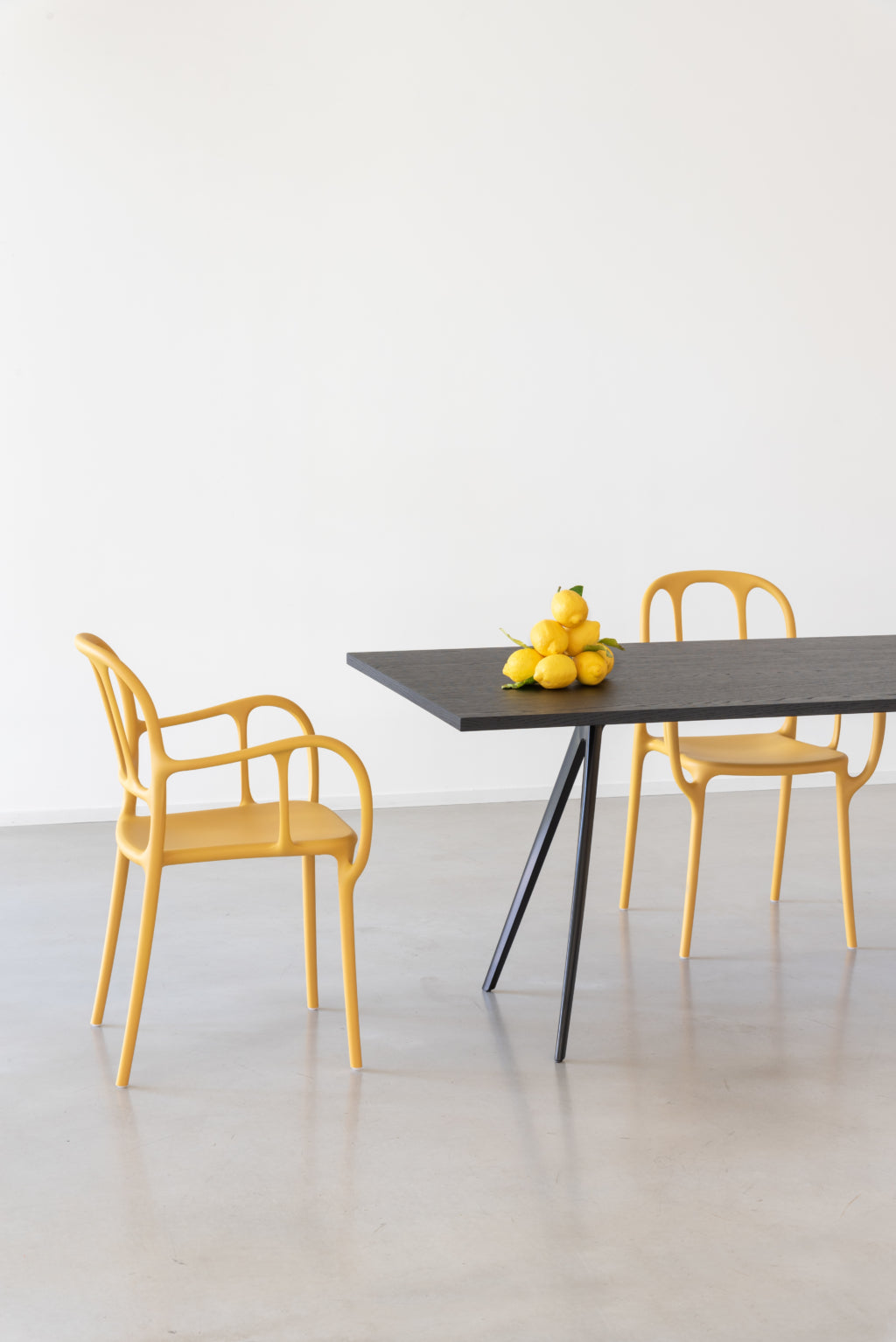 BAGUETTE Tisch mit schwarzem Aluminiumgestell