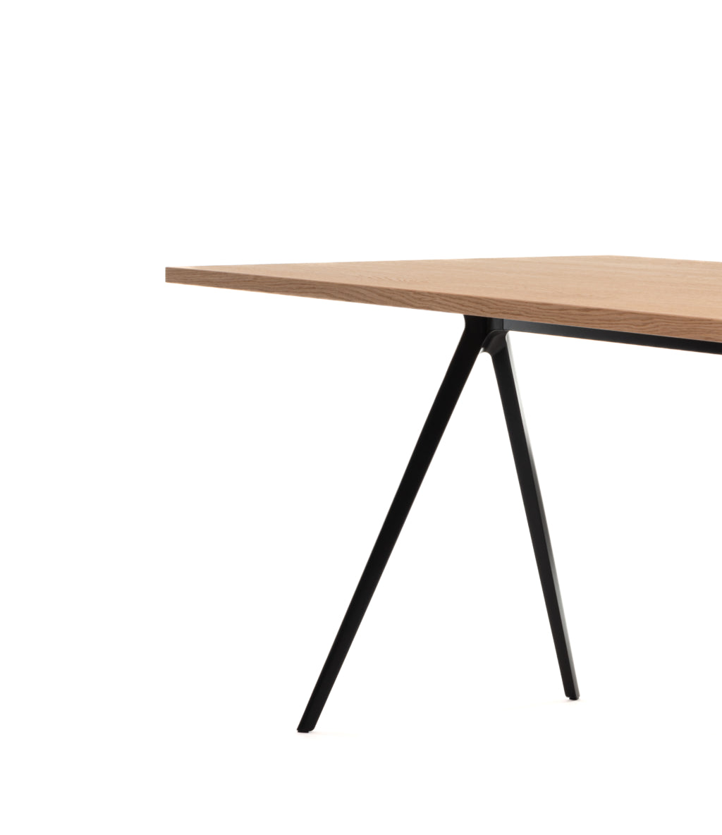 BAGUETTE Tisch mit schwarzem Aluminiumgestell