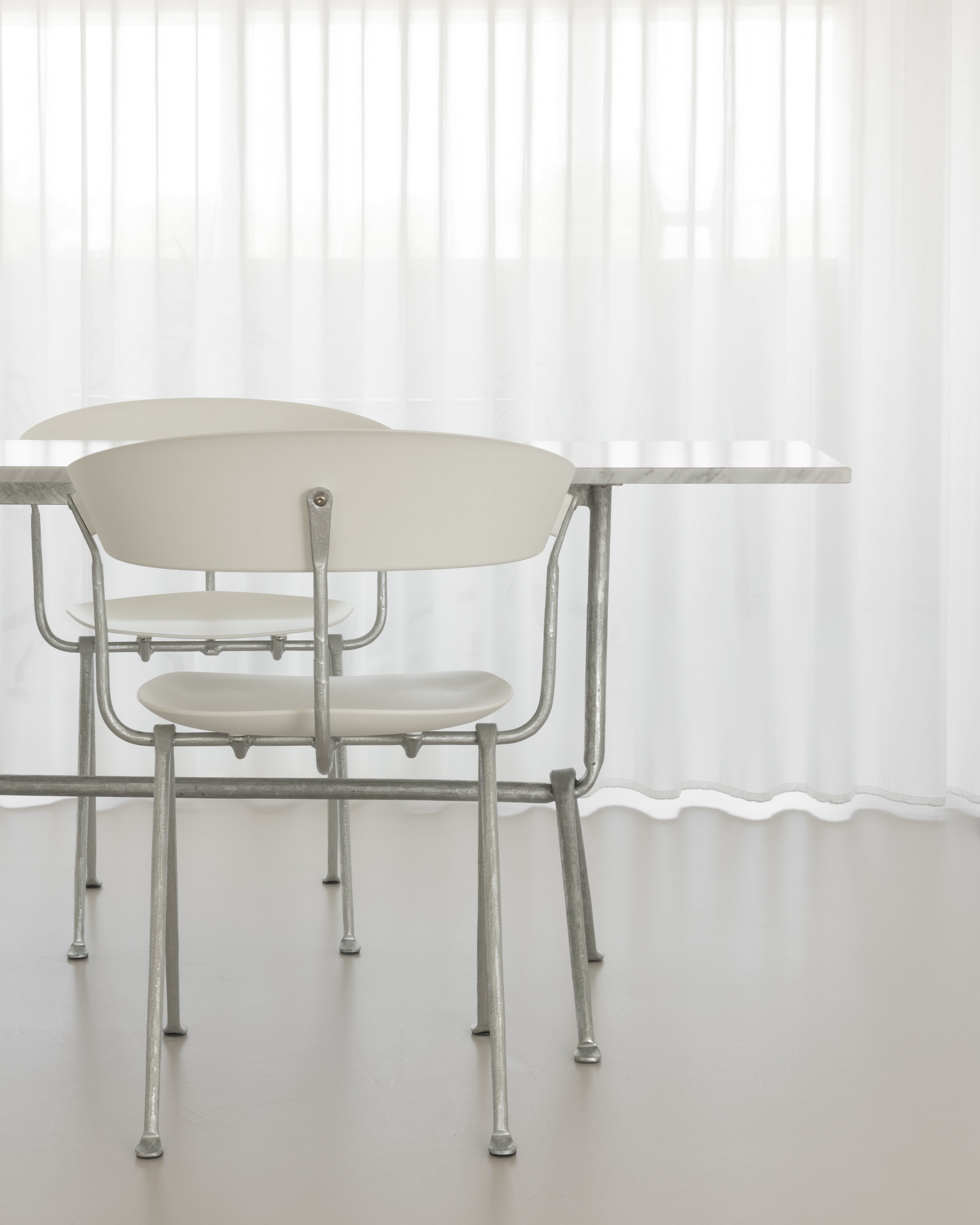 OFFICINA Stuhl mit Metallgestell und weißem Sitz