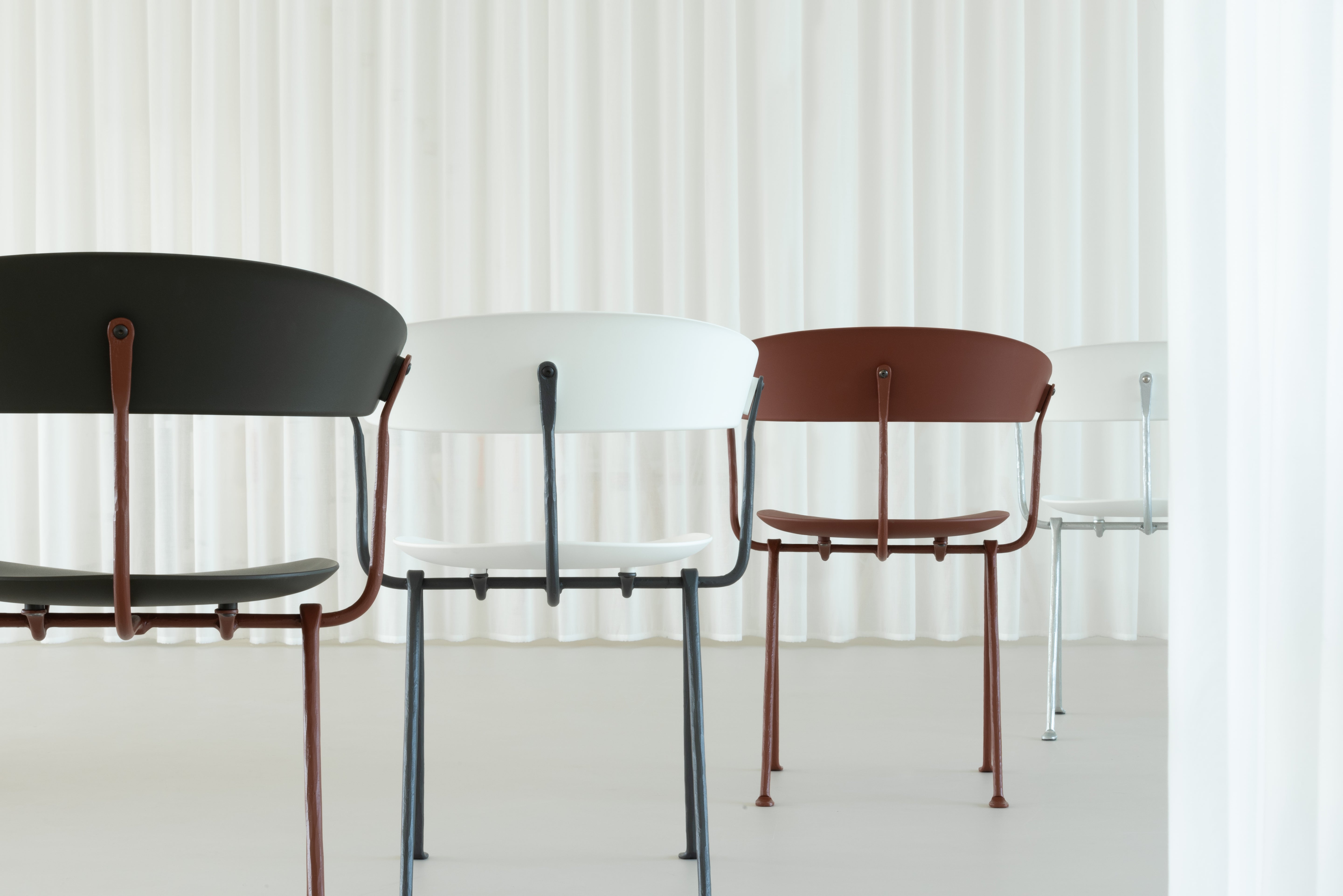 OFFICINA Stuhl mit Metallgestell und weißem Sitz