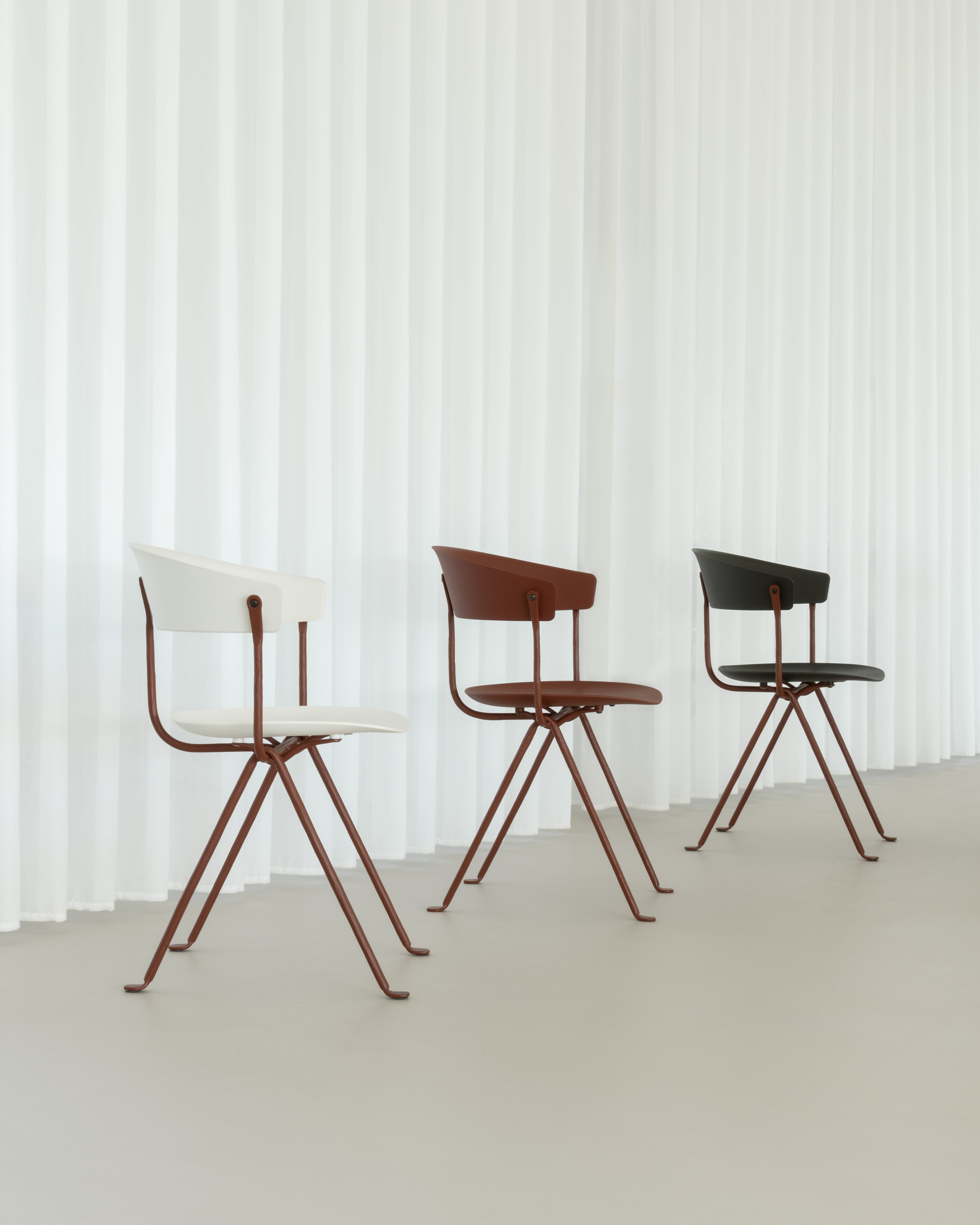 OFFICINA Stuhl mit Metallgestell und weißem Sitz