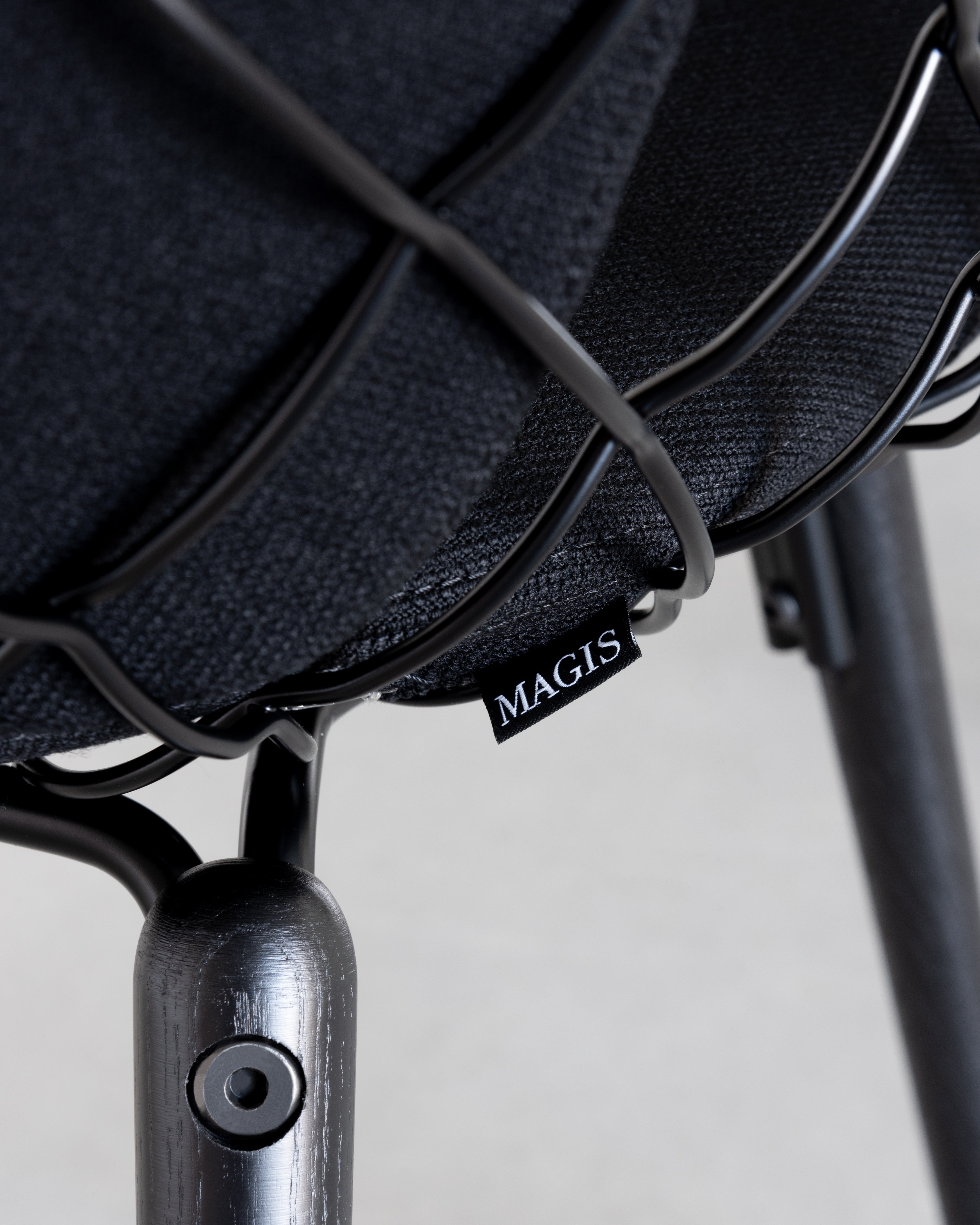 PIÑA chair black leather with ash base