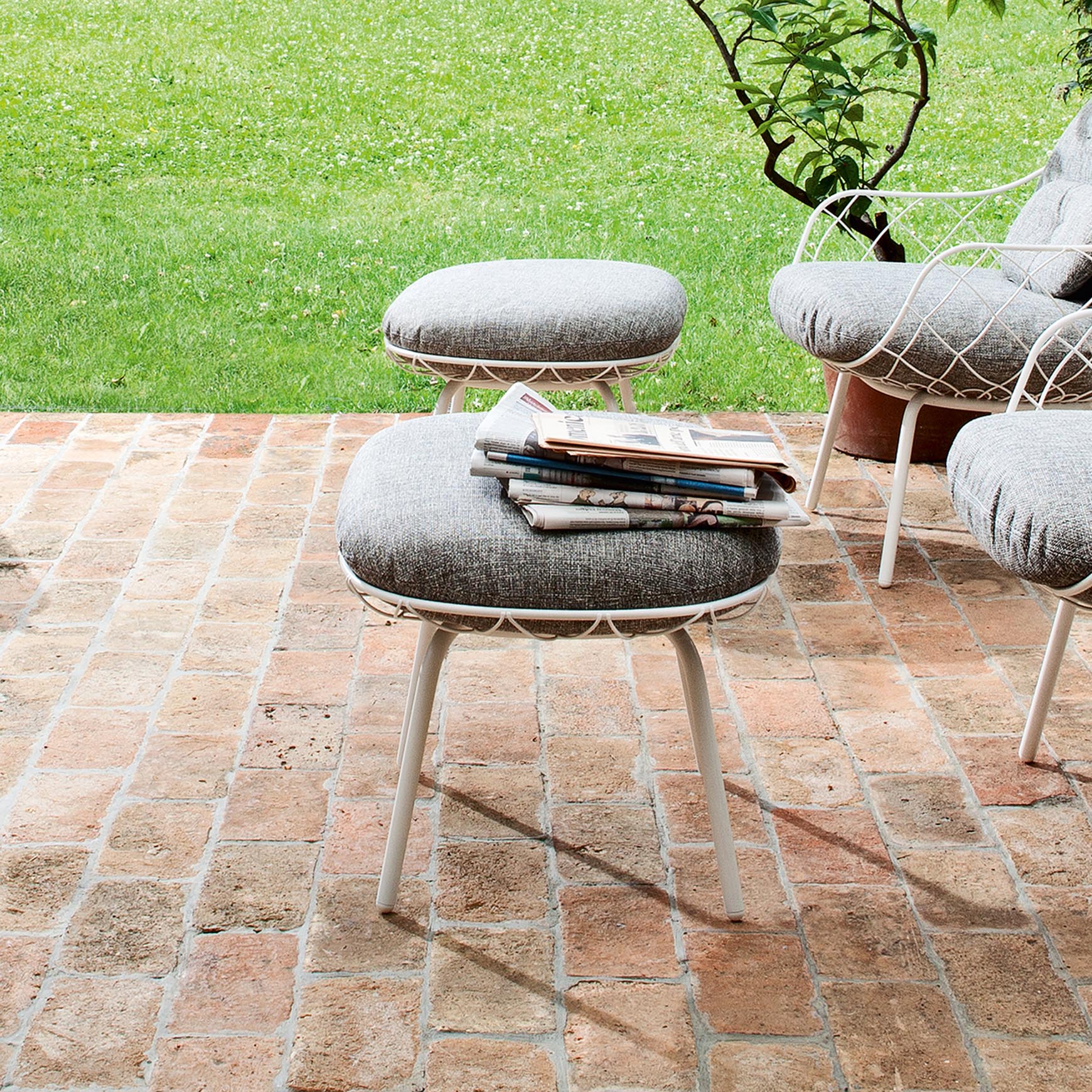 Outdoor pouf PIÑA red with black base