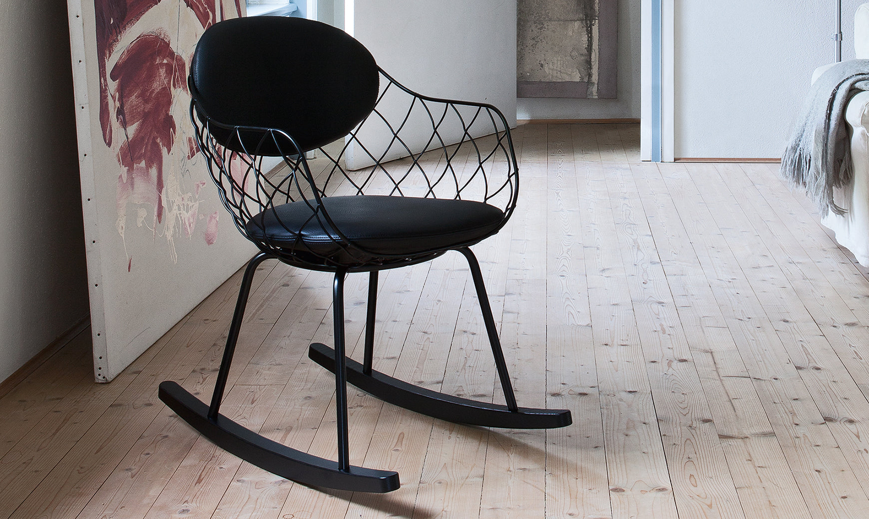 PIÑA rocking chair in black leather with an ash base